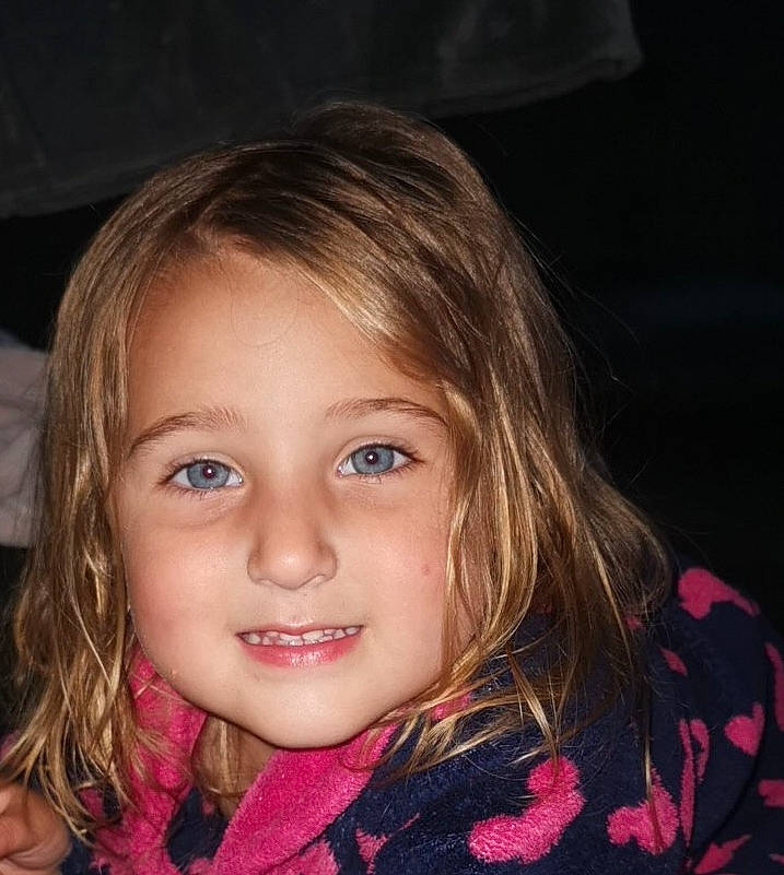 Zélie a rejoint le concours — aidez-le/la à gagner de superbes lots ! cheek, chin, ear, eye, eyebrow, eyelash, flash_photography, forehead, happy, human_body, iris, jaw, joy, lip, mouth, neck, nose, person, pink, skin