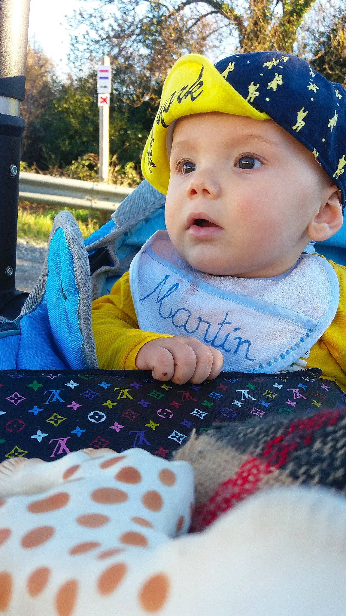 Martín Mota a rejoint le concours — aidez-le/la à gagner de superbes lots ! baby, cheek, child, eye, face, head, headgear, people, person, play, skin, smile, textile, toddler, vacation, yellow