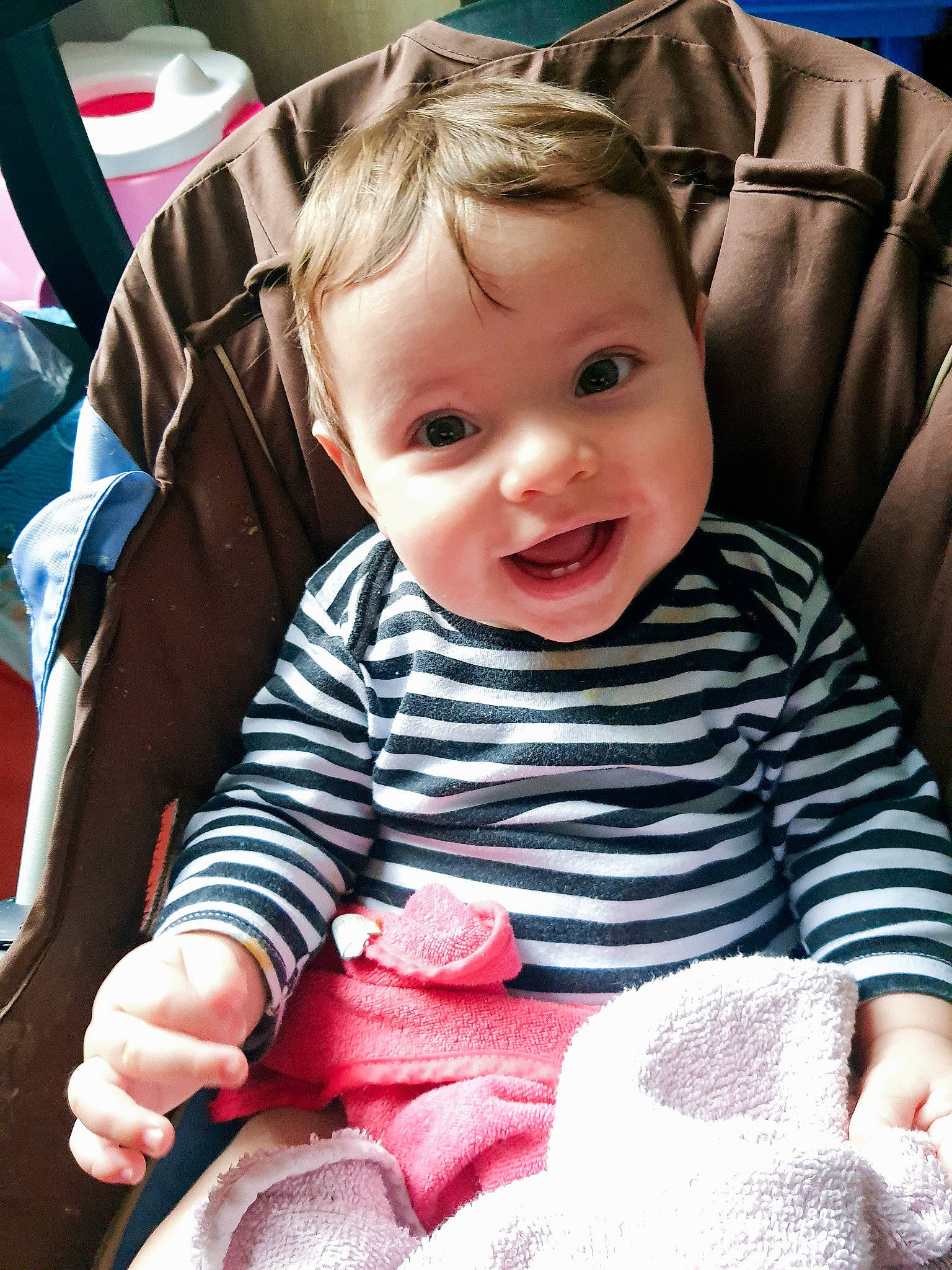 Adam participe au concours pour gagner de l'argent avec cette photo : baby, cheek, child, eye, person, pink, play, sitting, skin, smile, toddler