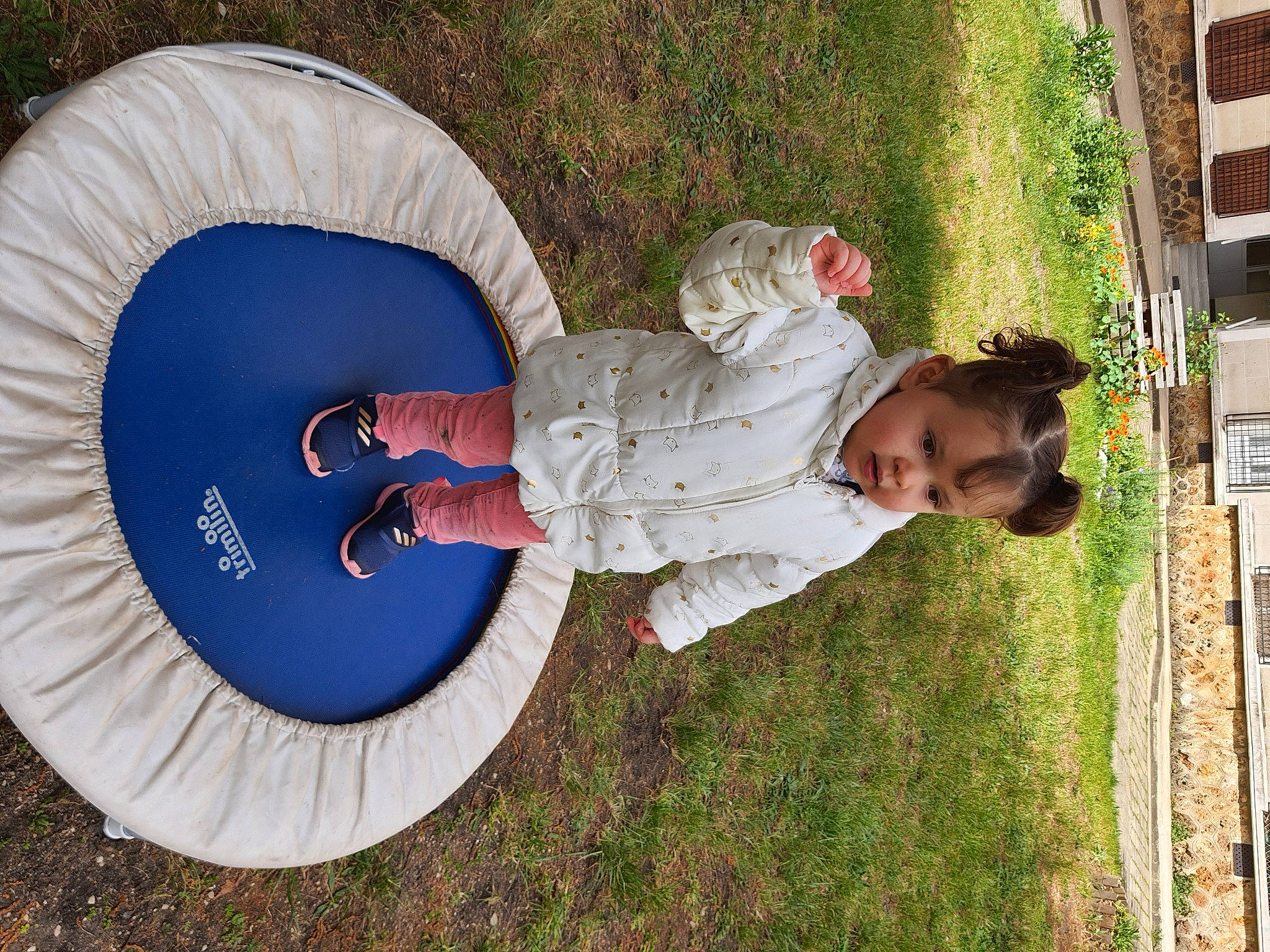 Lina participe au concours pour gagner de l'argent avec cette photo : grass, leisure, person