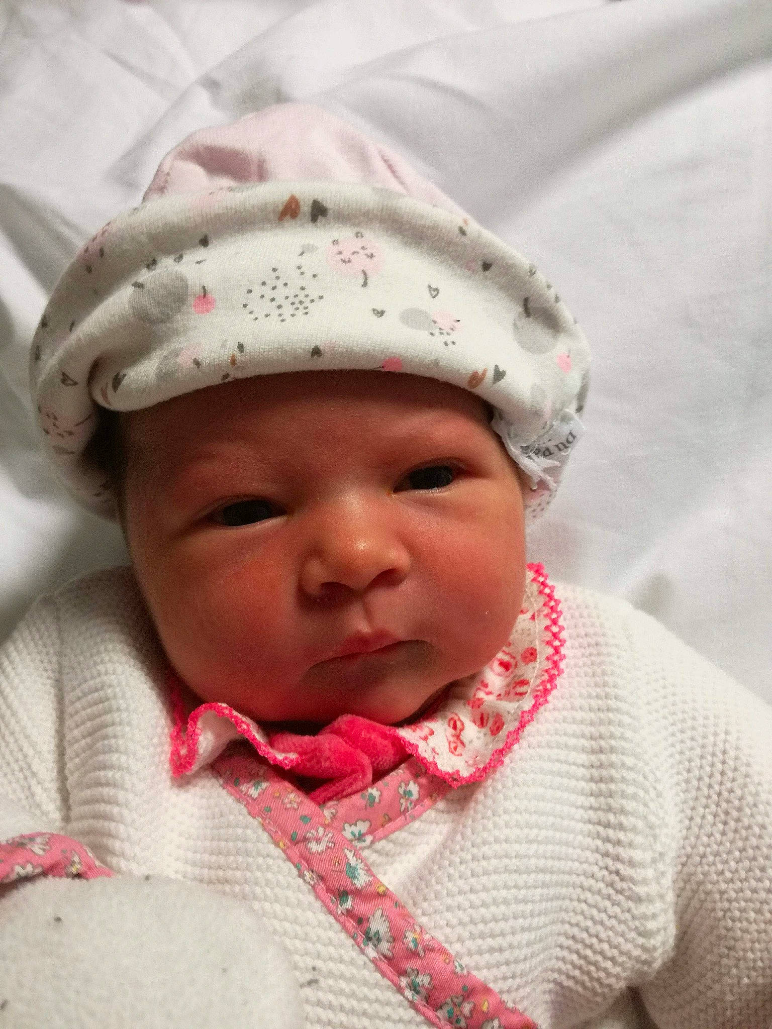 Lina a rejoint le concours — aidez-le/la à gagner de superbes lots ! baby, bonnet, cheek, child, face, fashion_accessory, hat, head, headgear, headwear, knit_cap, lip, outerwear, person, pink, skin, smile, sun_hat, toddler