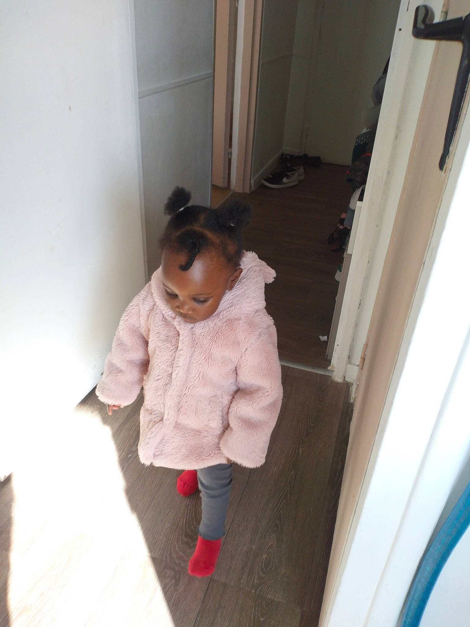 Maëva participe au concours pour gagner de l'argent avec cette photo : baby_toddler_clothing, child, comfort, door, flooring, hardwood, home_door, human_leg, knee, magenta, pattern, person, room, shoulder, sitting, sleeve, sock, stairs, thigh, toddler