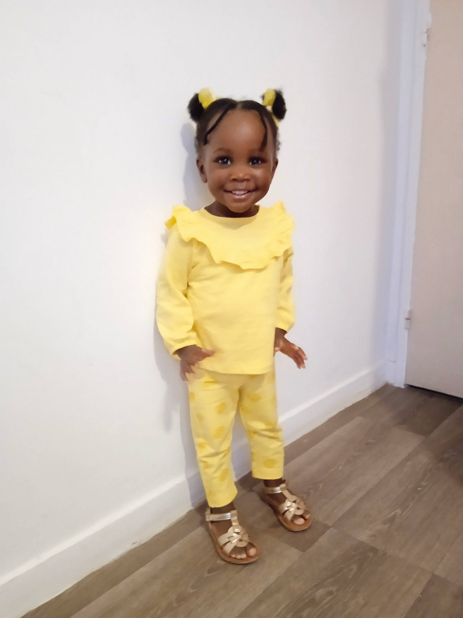Maëva a rejoint le concours — aidez-le/la à gagner de superbes lots ! baby_toddler_clothing, child, face, fashion_design, floor, flooring, formal_wear, fun, happy, hardwood, head, human_body, joy, knee, leg, person, sleeve, smile, standing, toddler