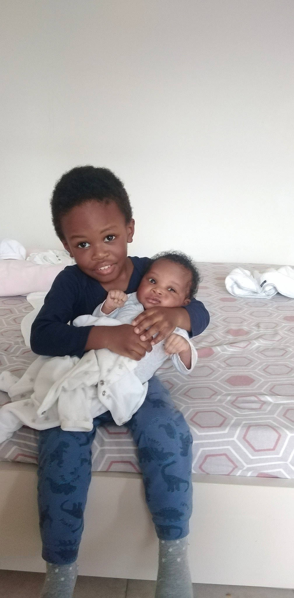 Léopoldo participe au concours pour gagner de l'argent avec cette photo : baby, baby_toddler_clothing, cheek, child, comfort, event, eye, flash_photography, flooring, fun, gesture, happy, iris, joy, person, room, sitting, skin, sleeve, smile