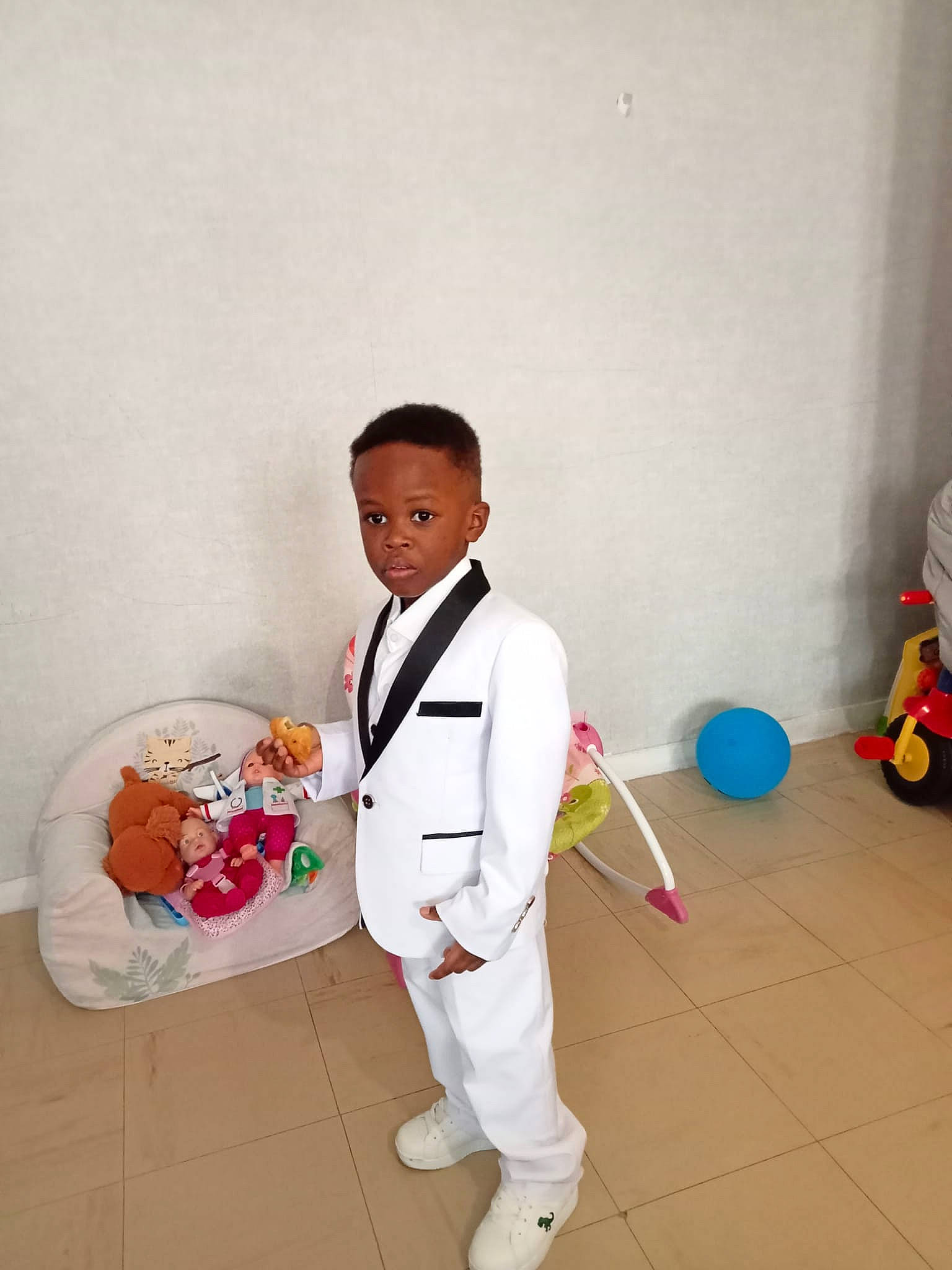 Léopoldo participe au concours pour gagner de l'argent avec cette photo : child, costume, dobok, event, flooring, formal_wear, fun, happy, japanese_martial_arts, karate, martial_arts, martial_arts_uniform, pajamas, person, room, sleeve, sports_uniform, sweatpant, toddler, toy