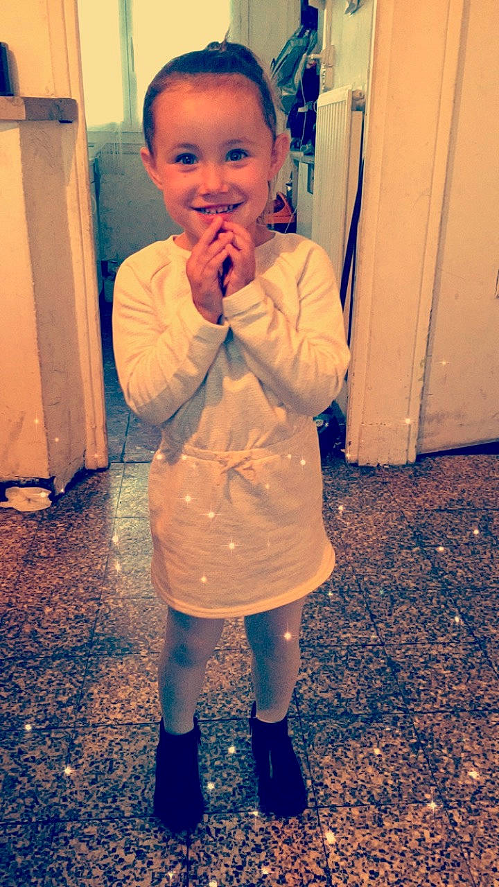 Lèana a rejoint le concours — aidez-le/la à gagner de superbes lots ! blue, boy, child, day, emotion, eye, facial_expression, fun, girl, head, human_body, human_hair_color, infant, joy, leg, person, sitting, skin, smile, snapshot