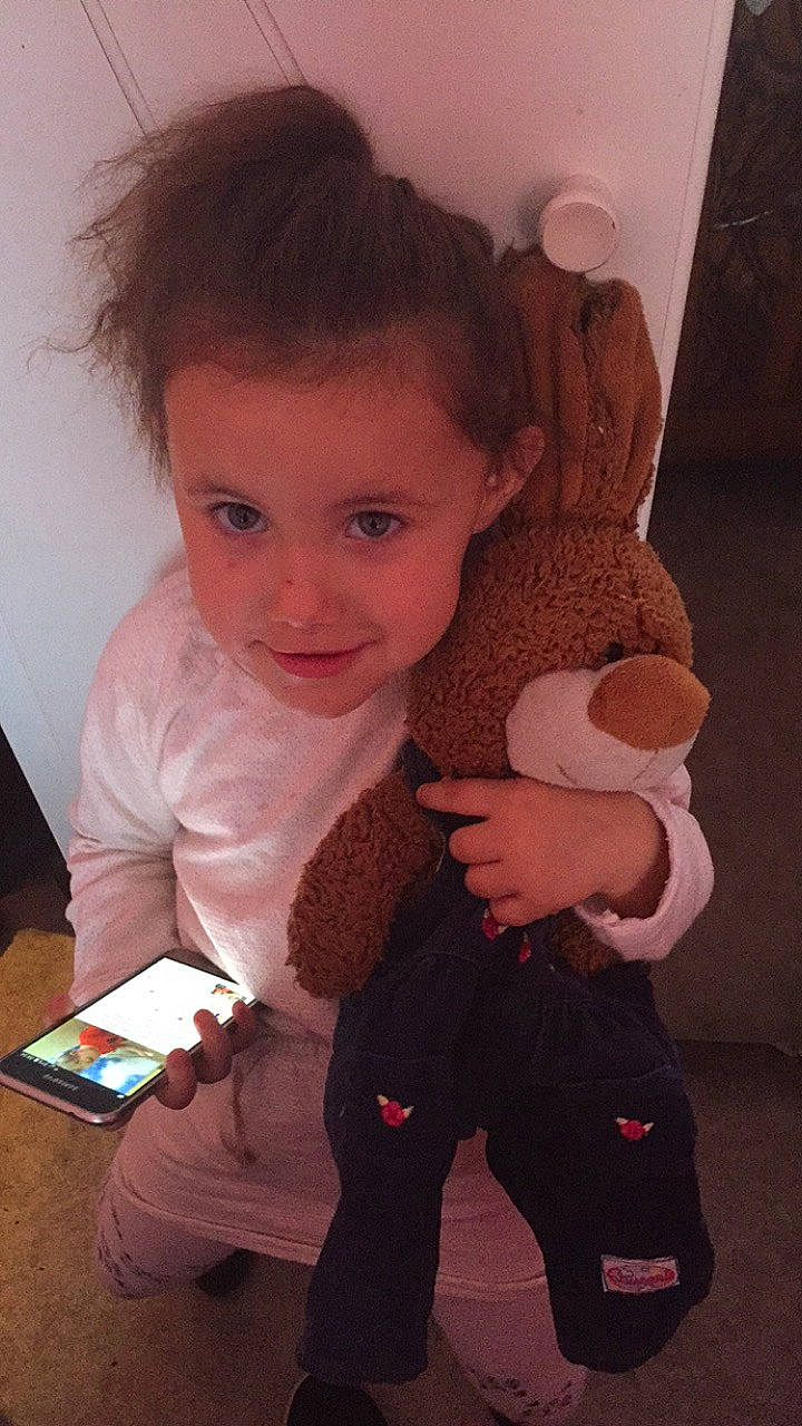 Lèana a rejoint le concours — aidez-le/la à gagner de superbes lots ! arm, cheek, child, eye, fun, girl, hair, human, human_hair_color, infant, nose, organ, person, product, sitting, skin, smile, standing, stuffed_toy, textile