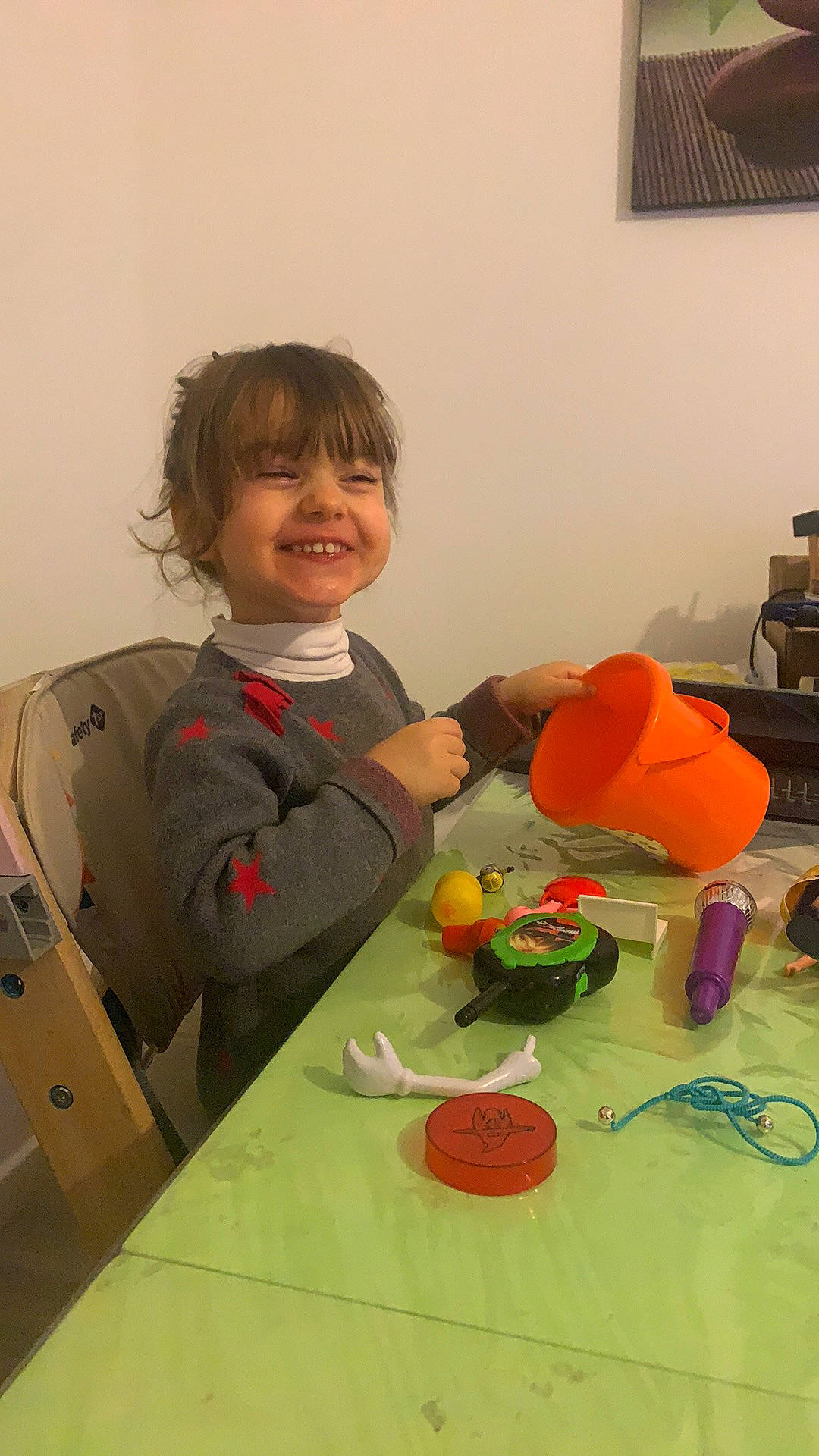 Serena-andrée a rejoint le concours — aidez-le/la à gagner de superbes lots ! arm, chair, child, finger, flooring, fun, jacket, joy, paint, person, picture_frame, plate, play, room, sitting, smile, table, tableware, toddler, toy