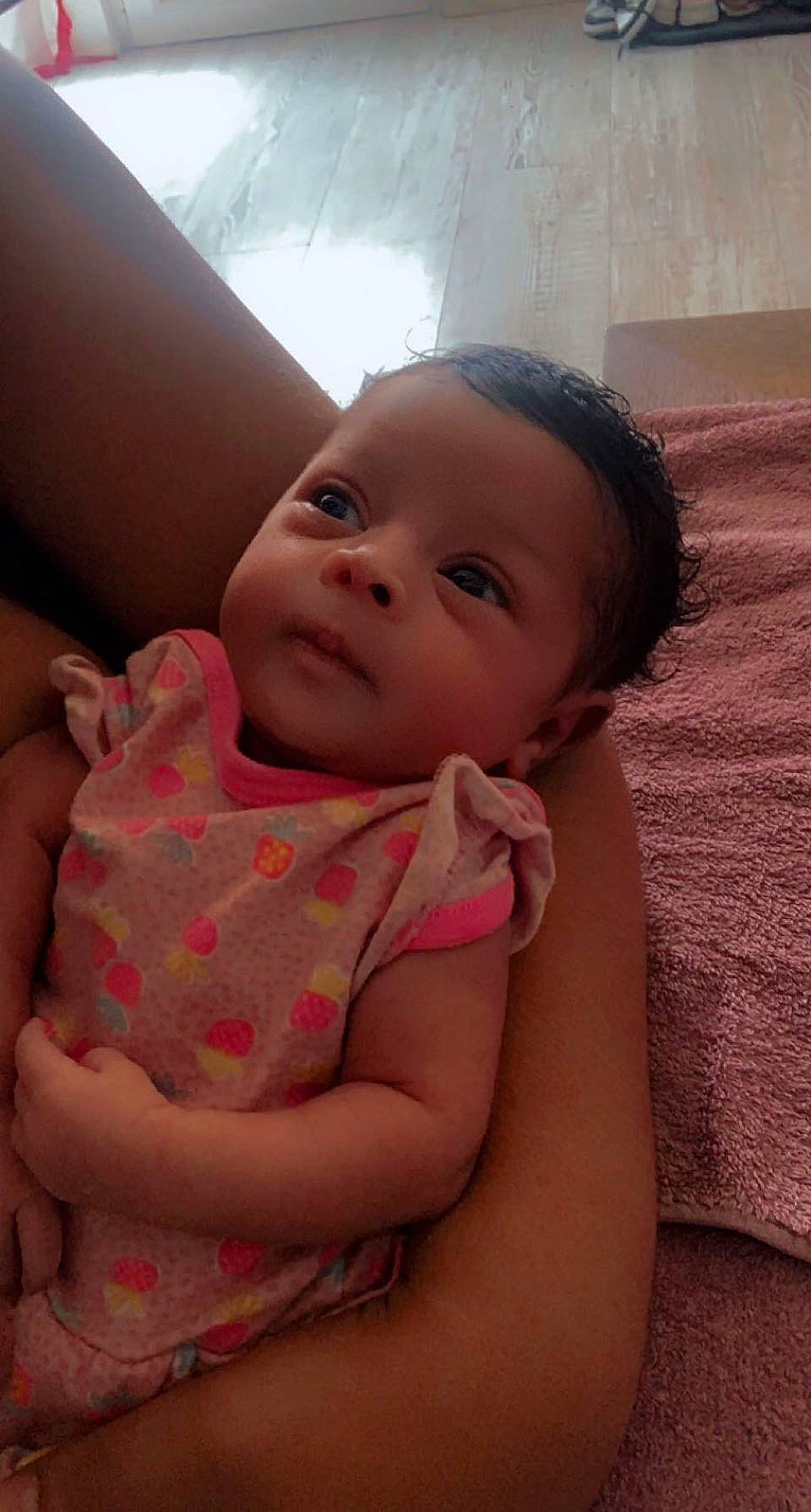 Myla participe au concours pour gagner de l'argent avec cette photo : baby, baby_toddler_clothing, cheek, child, comfort, elbow, finger, fun, gesture, hairstyle, happy, iris, lip, mouth, neck, nose, person, skin, smile, thumb