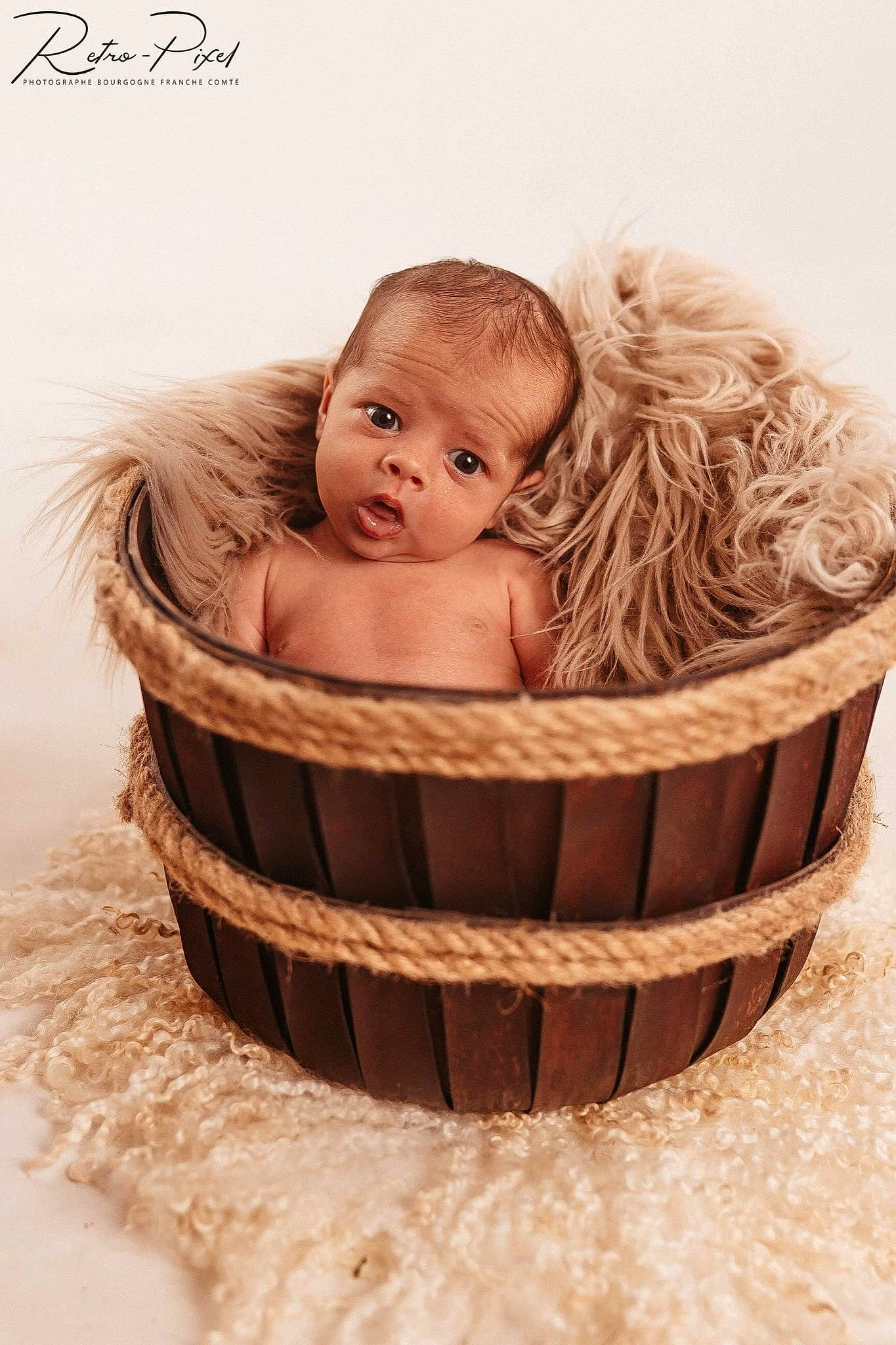 Gianni participe au concours pour gagner de l'argent avec cette photo : baby, baby_products, baby_toys, basket, bathing, blond, brown_hair, comfort, event, fashion_accessory, font, fur, hair_accessory, happy, infant_bed, person, sitting, storage_basket, toddler, wicker