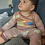 Mylan a rejoint le concours — aidez-le/la à gagner de superbes lots ! toddler, child, pajamas, stars, couch, blanket, indoor, home, furniture, foot, face, sitting, clothing, person, cozy, expression, looking_away, soft, relaxed, cute