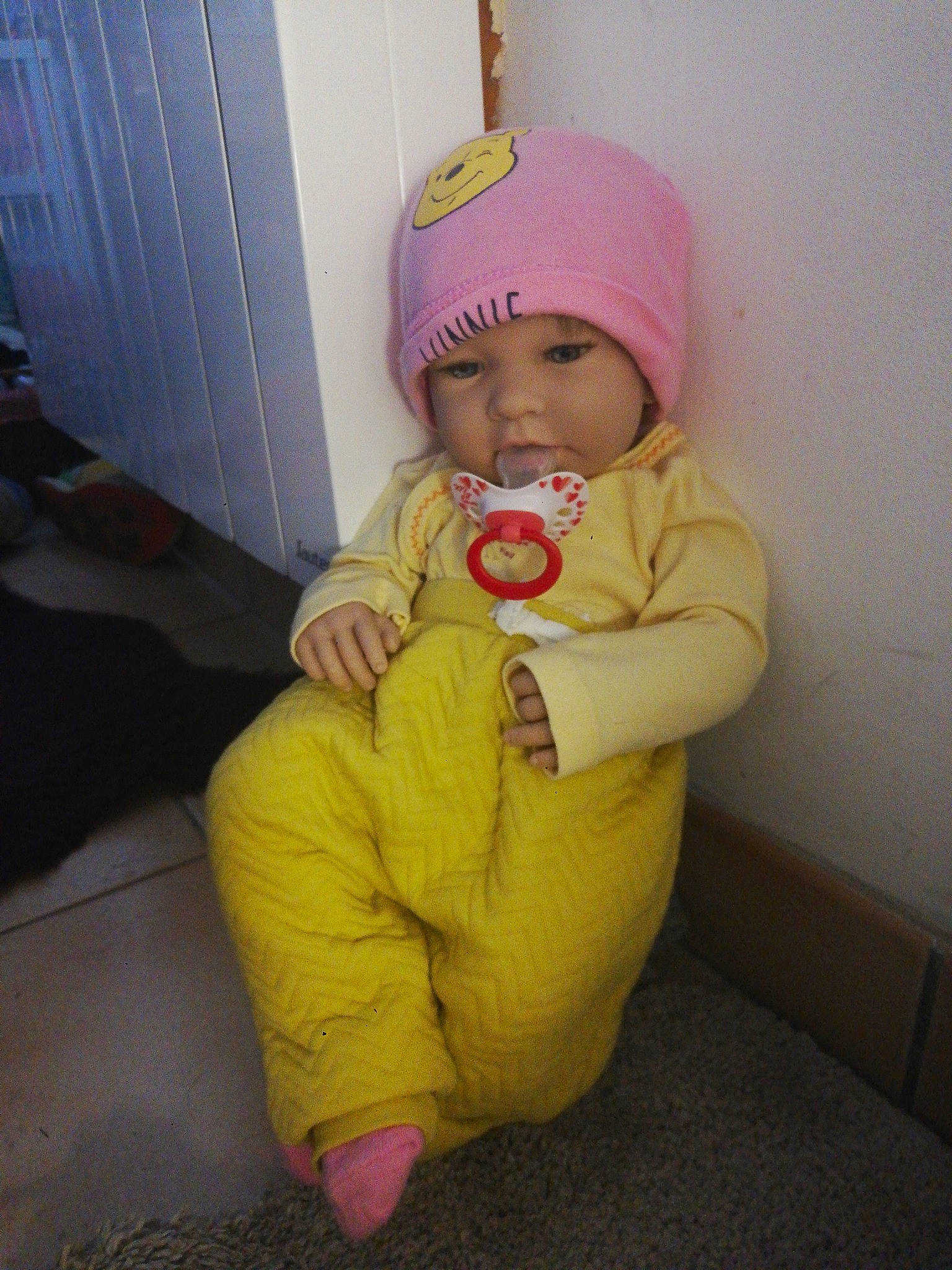 Lola a rejoint le concours — aidez-le/la à gagner de superbes lots ! arm, baby, baby_toddler_clothing, cheek, child, comfort, eye, finger, floor, flooring, foot, hand, head, headwear, human_body, human_leg, leg, person, room, sitting