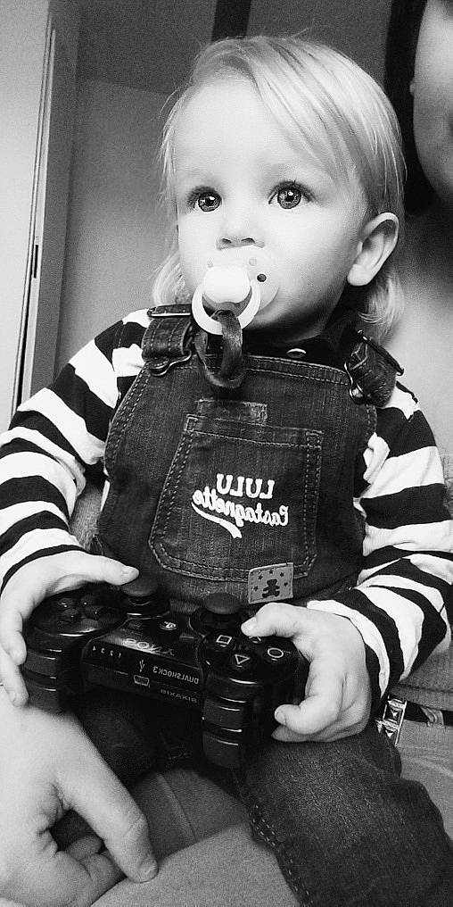 Dgengo participe au concours pour gagner de l'argent avec cette photo : baby, black_and_white, child, cool, electronic_device, eye, lip, monochrome, person, photograph, photography, play, smile, snapshot, style, toddler, white
