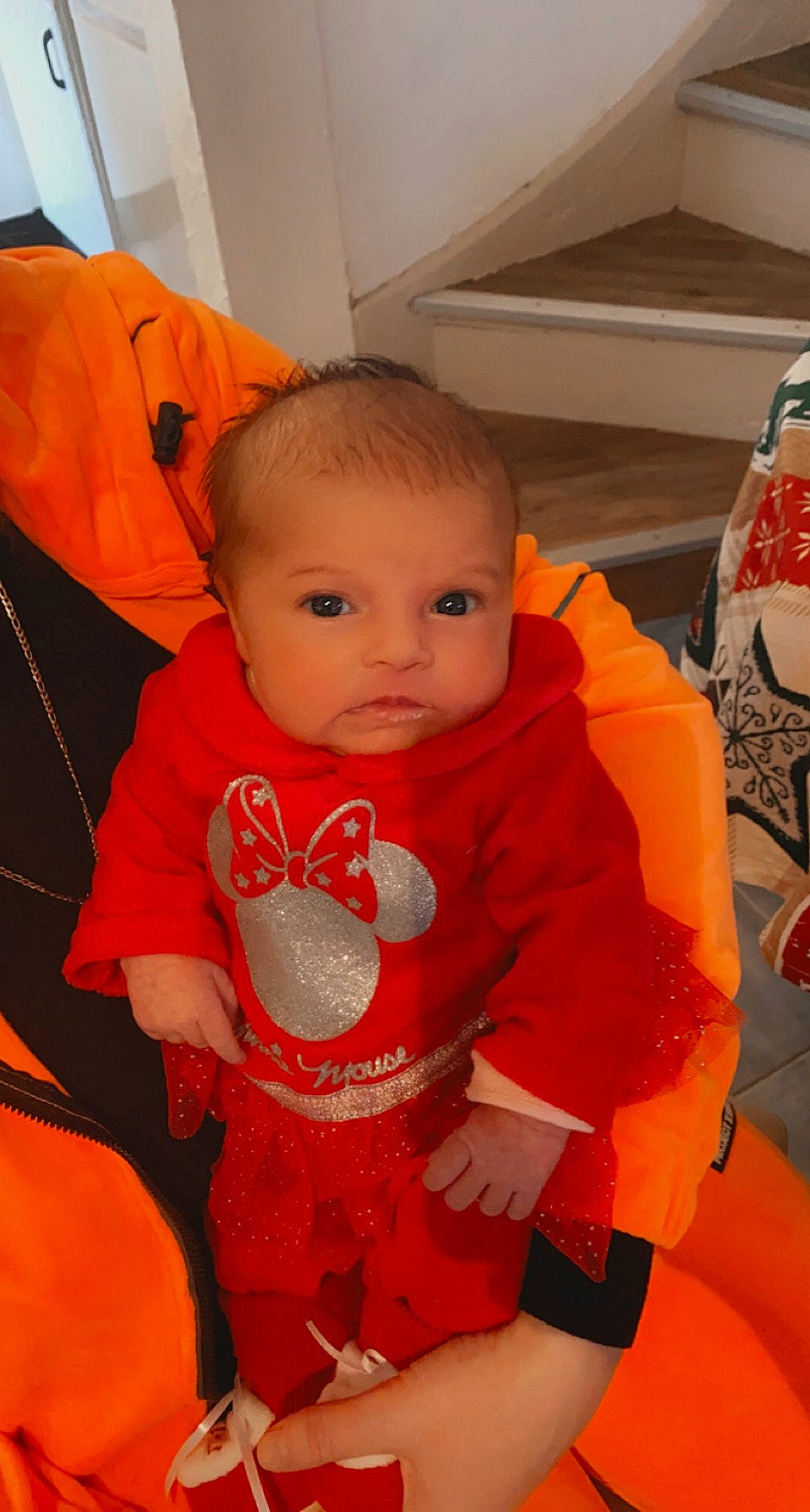 Catalyna a rejoint le concours — aidez-le/la à gagner de superbes lots ! baby, baby_carriage, baby_products, baby_toddler_clothing, car_seat, carmine, chair, cheek, child, comfort, flooring, fun, mouth, orange, person, personal_protective_equipment, sitting, skin, sleeve, t_shirt