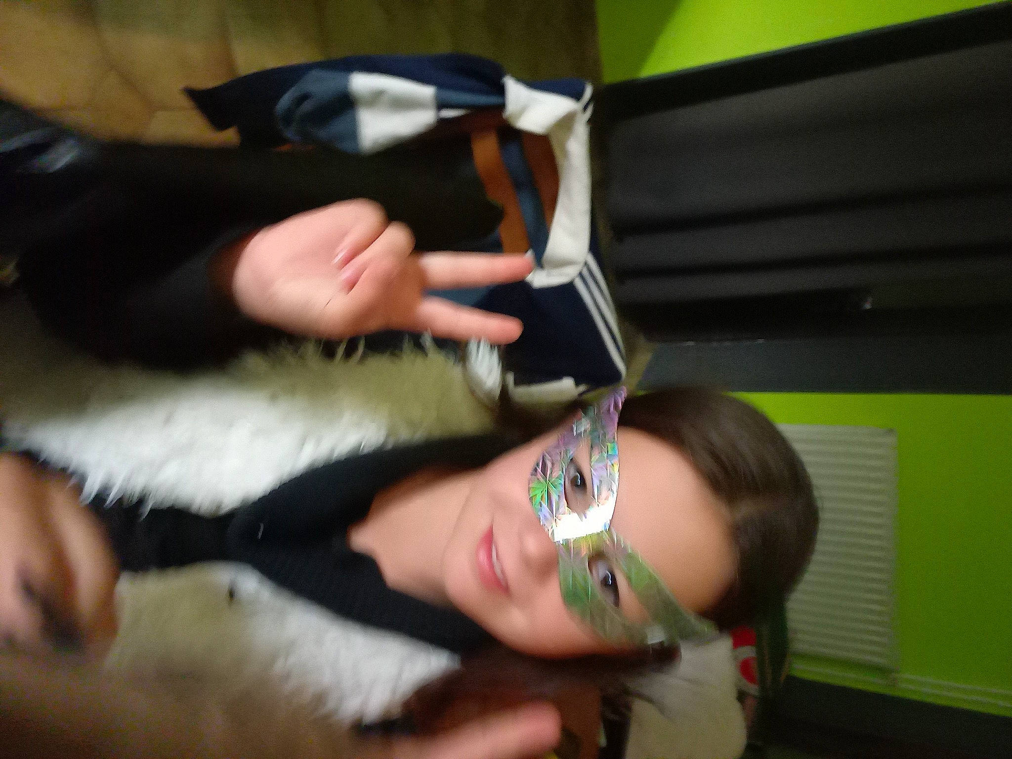 Alaïs participe au concours pour gagner de l'argent avec cette photo : bangs, elbow, eyewear, finger, formal_wear, fun, gesture, glasses, hand, happy, joy, nail, person, room, sitting, smile, thumb, vision_care, wrist