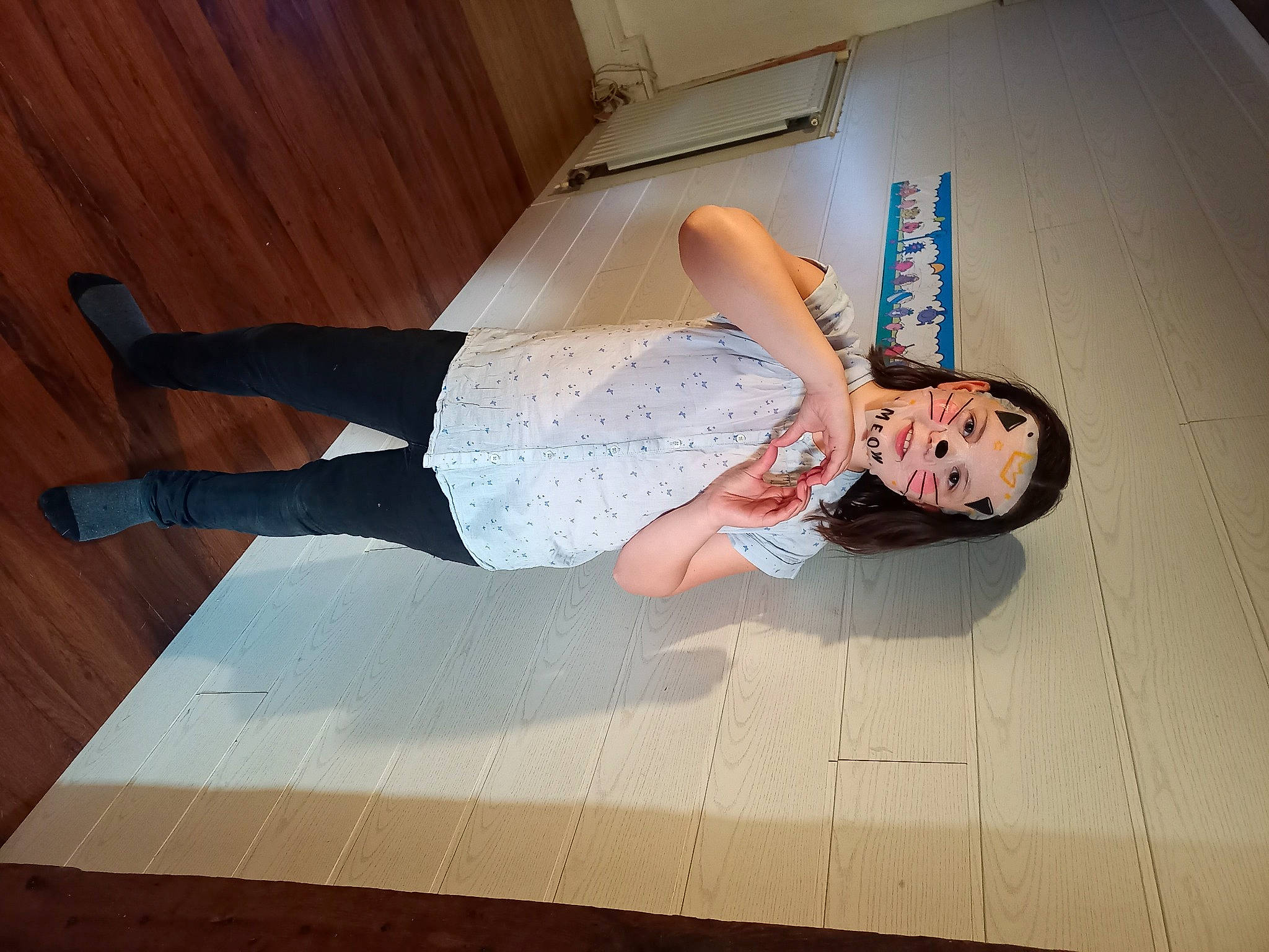 Alaïs participe au concours pour gagner de l'argent avec cette photo : barefoot, comfort, elbow, fashion_design, flash_photography, floor, flooring, foot, fun, happy, hardwood, human_leg, knee, leg, person, shoulder, sitting, thigh, waist, wood