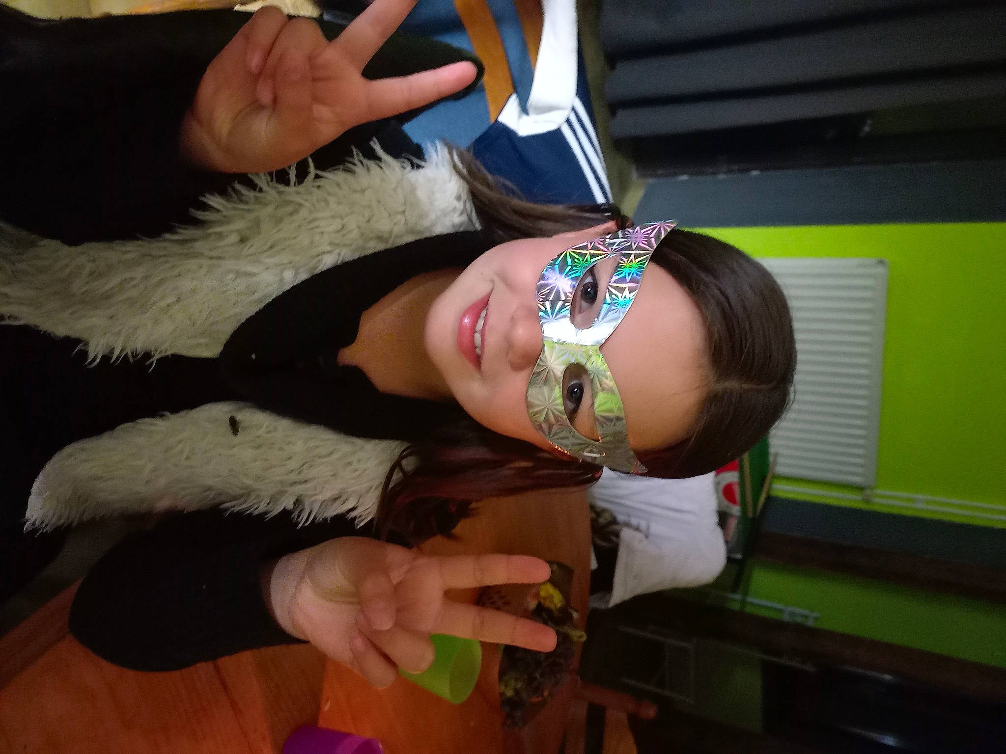 Alaïs participe au concours pour gagner de l'argent avec cette photo : abdomen, child, costume, elbow, event, eyewear, fashion_accessory, finger, fun, gesture, glove, hand, happy, jewellery, joy, nail, person, room, smile, thigh