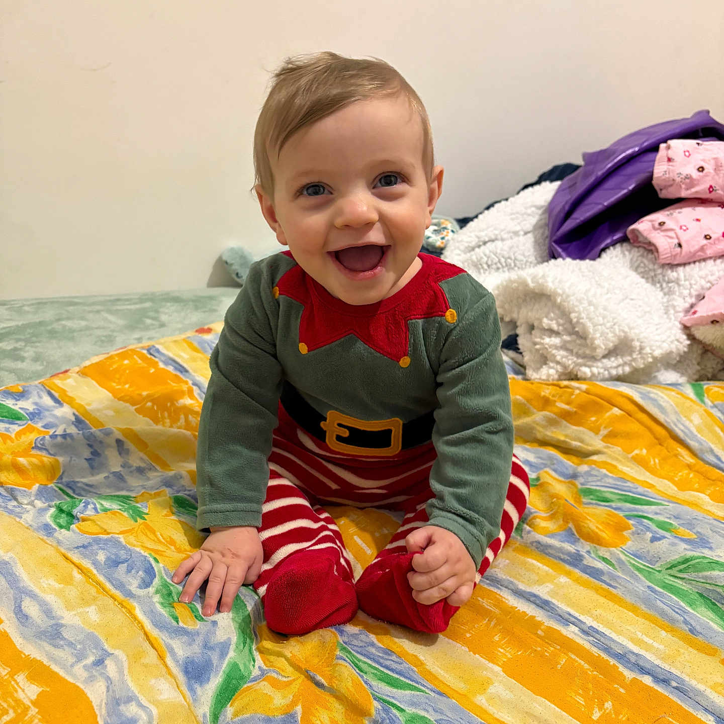 Leandro a rejoint le concours — aidez-le/la à gagner de superbes lots ! baby, bed, blanket, child, clothing, colorful, cute, face, feet, festive, hands, happy, indoor, infant, patterned, person, portrait, sitting, smiling, young_child