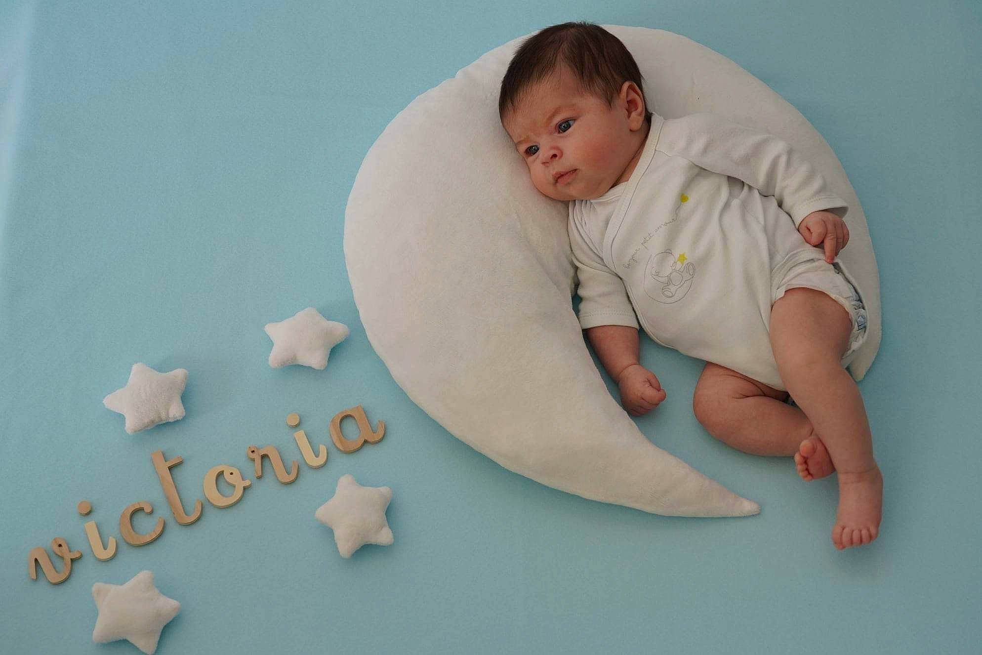 Victoria a rejoint le concours — aidez-le/la à gagner de superbes lots ! baby, barefoot, child, circle, comfort, elbow, finger, flooring, foot, fun, gesture, happy, knee, linens, paper_product, person, product, room, sitting, t_shirt