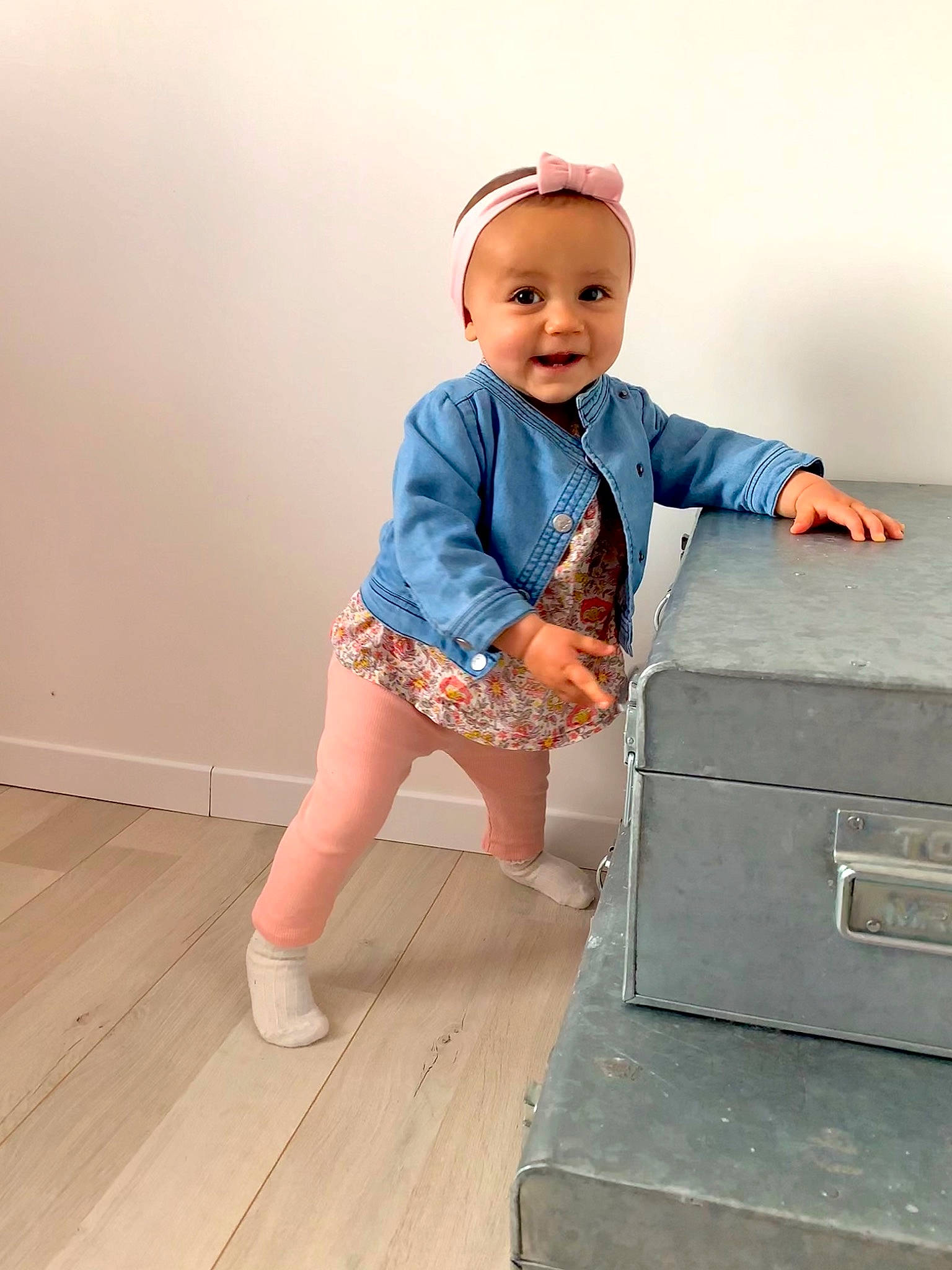 Molly a rejoint le concours — aidez-le/la à gagner de superbes lots ! baby, baby_toddler_clothing, child, denim, electric_blue, flooring, fun, happy, hardwood, human_leg, joint, leg, pattern, person, sitting, sleeve, smile, standing, thigh, toddler