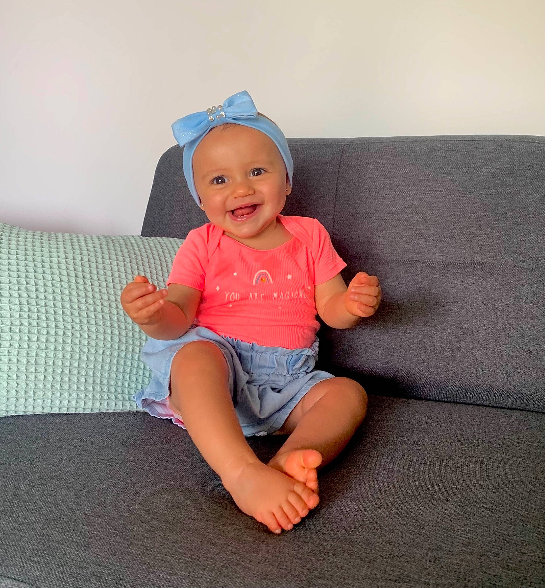 Molly participe au concours pour gagner de l'argent avec cette photo : baby, baby_toddler_clothing, barefoot, comfort, eye, flooring, foot, happy, head, headwear, human_body, human_leg, joy, knee, person, pink, shirt, shorts, sleeve, smile