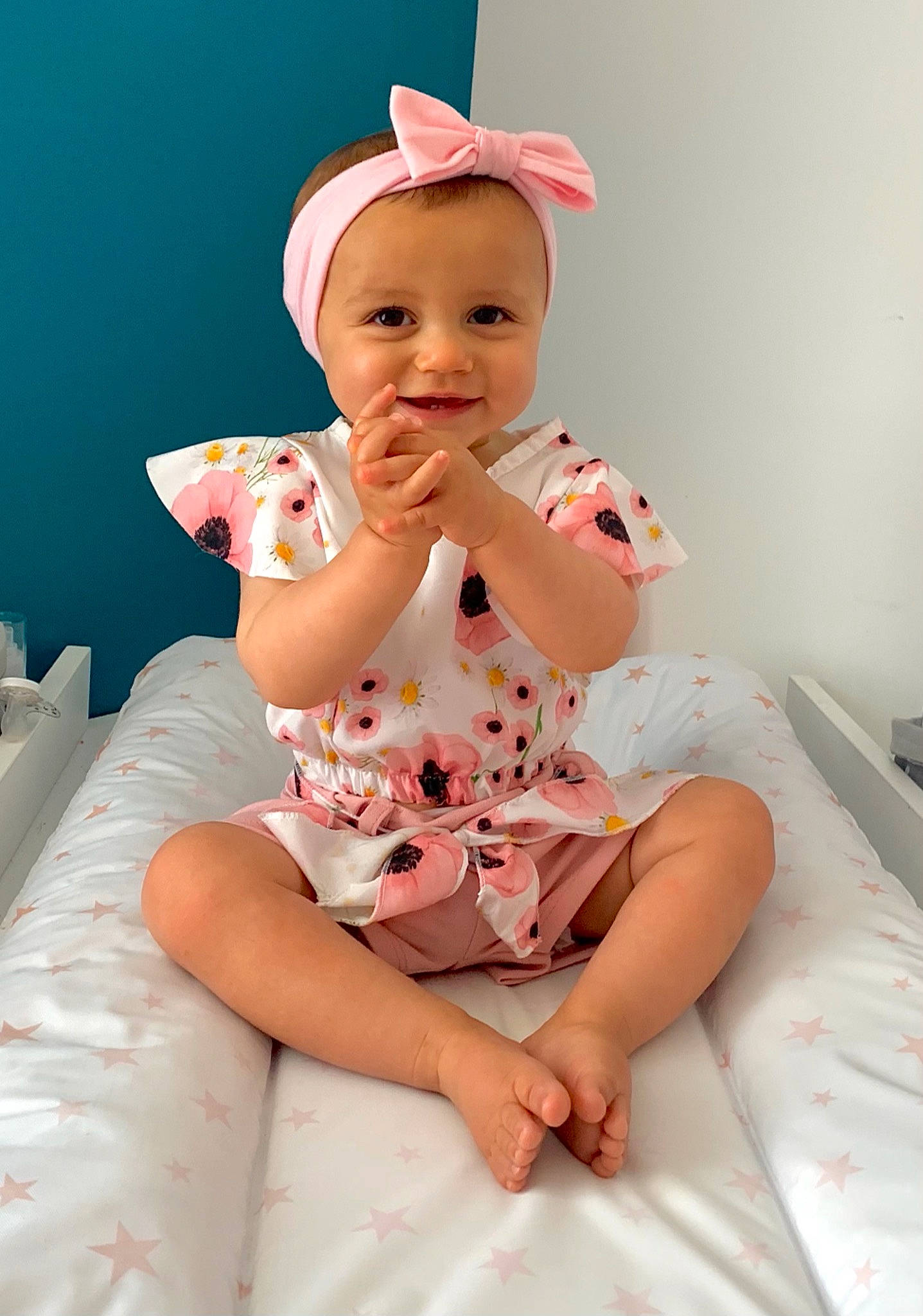 Molly participe au concours pour gagner de l'argent avec cette photo : baby, baby_toddler_clothing, cap, comfort, dress, embellishment, finger, flash_photography, happy, hat, headgear, human_leg, joy, leg, lip, person, pink, skin, sleeve, smile