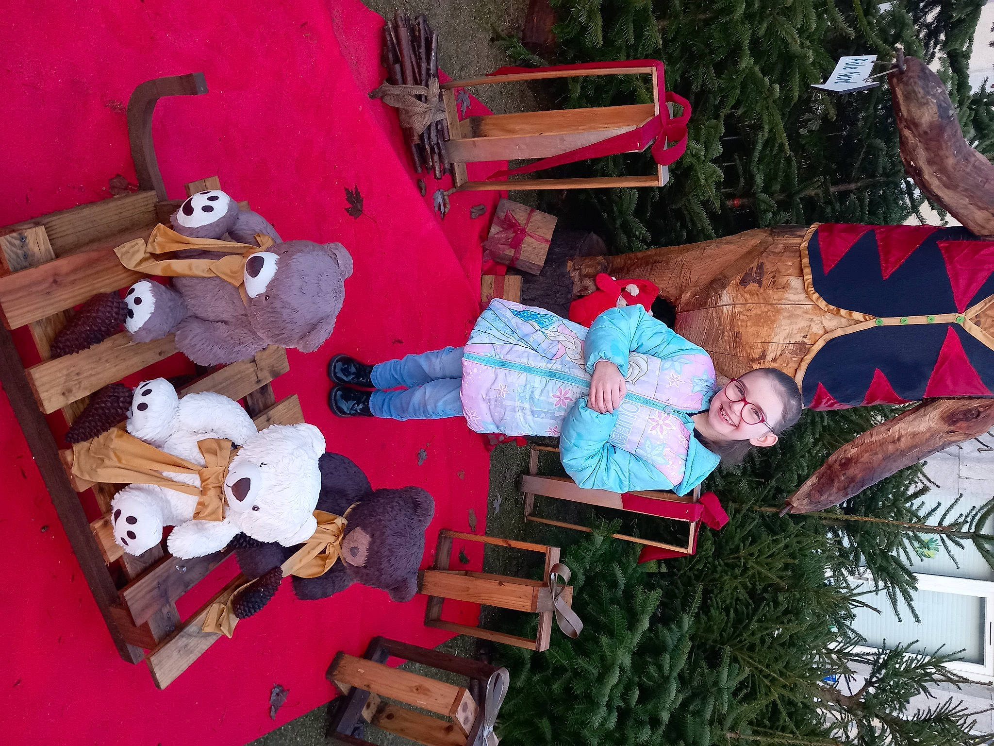 Mélanie participe au concours pour gagner de l'argent avec cette photo : carmine, event, fun, holiday, human_body, joy, lap, leisure, mammal, person, plant, pole, red, room, textile, toy, tree, wood