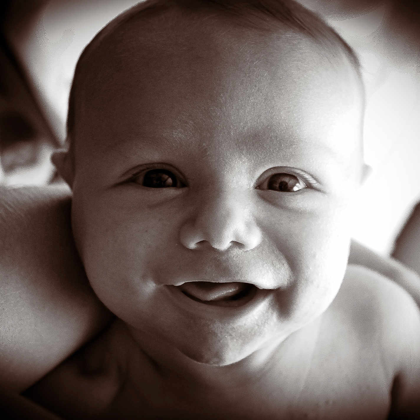 Thaïs a rejoint le concours — aidez-le/la à gagner de superbes lots ! baby, black_and_white, cheeks, child, close_up, cute, expression, eyes, face, happy, head, human, infant, innocence, joy, mouth, newborn, portrait, skin, smiling