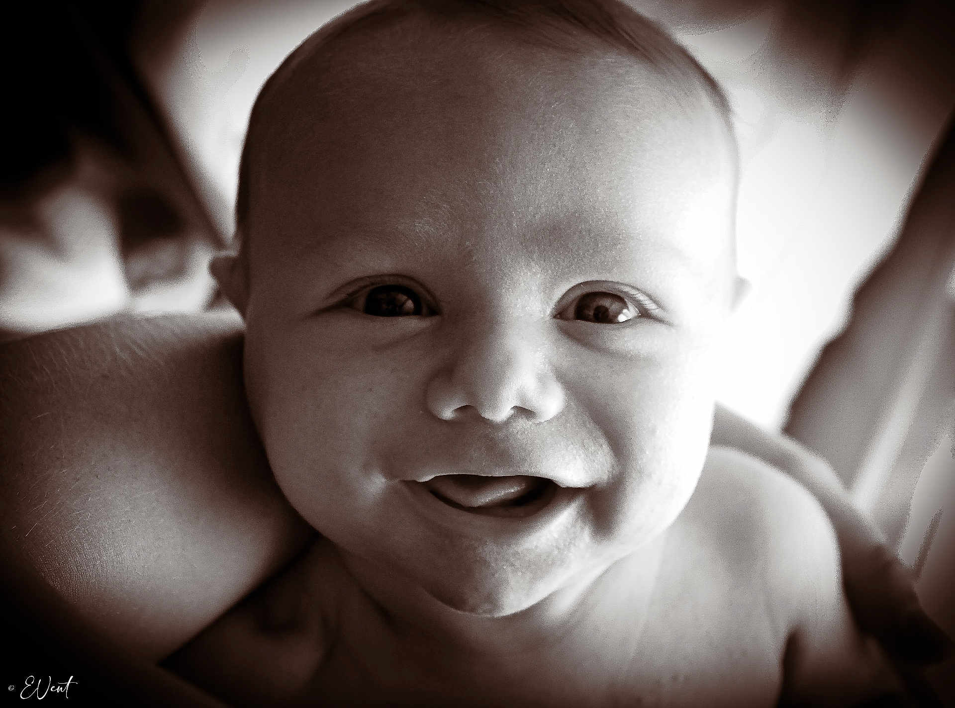 Thaïs a rejoint le concours — aidez-le/la à gagner de superbes lots ! baby, smiling, close_up, face, infant, portrait, black_and_white, eyes, mouth, skin, cheeks, expression, joy, innocence, newborn, cute, child, happy, human, head