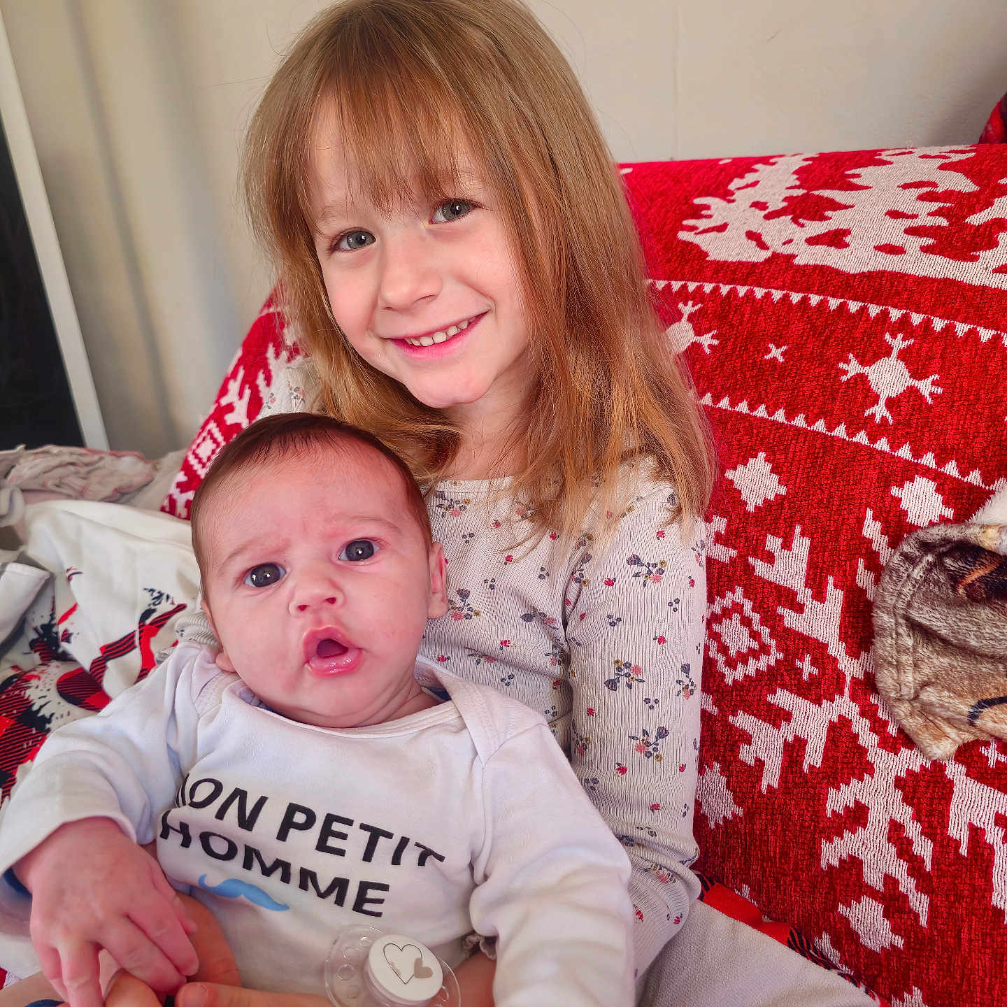 Adalyne participe au concours pour gagner de l'argent avec cette photo : baby, bed, bedroom, bodypart, clothing, couch, cushion, face, finger, furniture, hand, head, homedecor, indoors, people, person, photography, portrait, room, t_shirt