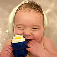 Angel a rejoint le concours — aidez-le/la à gagner de superbes lots ! baby, bath, toy, penguin, water, child, smiling, cute, happy, playful, hand, face, skin, wet, innocence, childhood, closeup, head, fun, joy