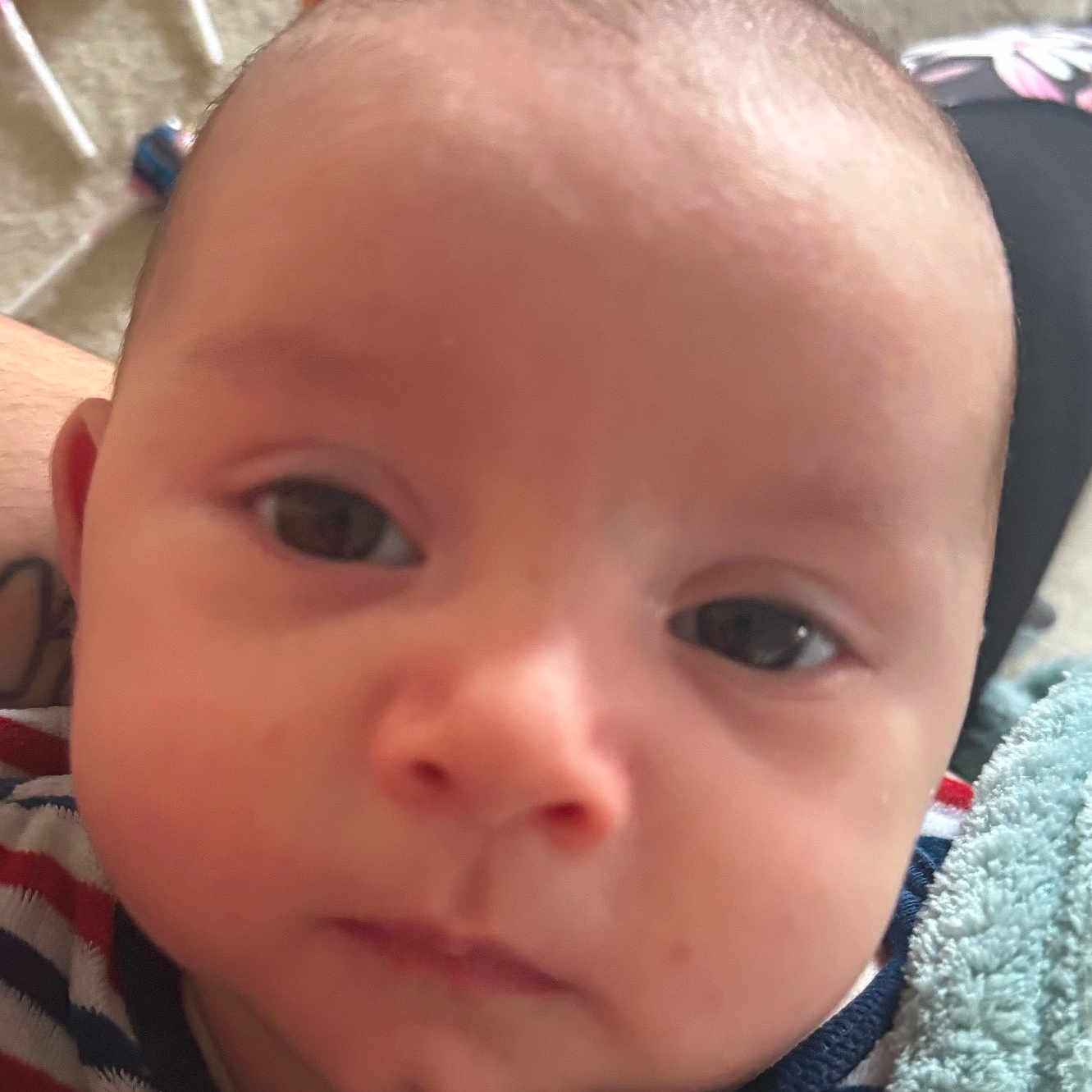 Luciano a rejoint le concours — aidez-le/la à gagner de superbes lots ! baby, blanket, candy, child, closeup, cute, expression, eyes, face, head, indoor, infant, lollipop, nose, person, portrait, skin, soft_texture, striped_shirt, young_child