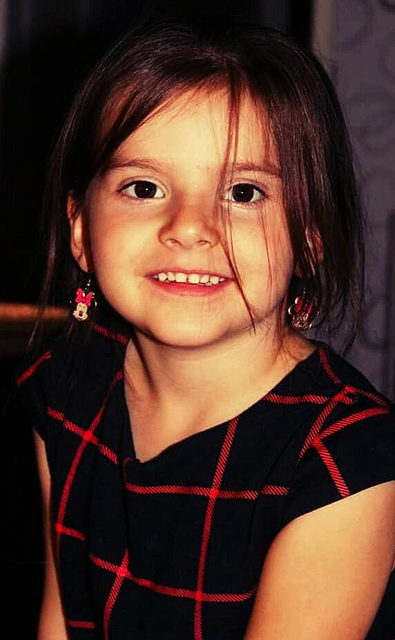 Enola a rejoint le concours — aidez-le/la à gagner de superbes lots ! bangs, beauty, black_hair, cheek, child, child_model, chin, eyebrow, face, facial_expression, forehead, hair, hairstyle, joy, lip, person, photography, plaid, portrait, skin