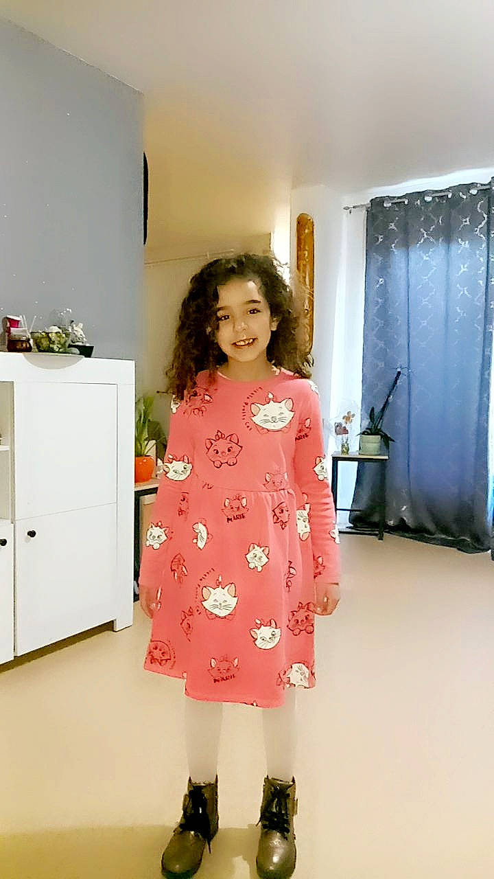 Siheme a rejoint le concours — aidez-le/la à gagner de superbes lots ! baby_toddler_clothing, cabinetry, curtain, drawer, dress, fashion_design, floor, flooring, home_appliance, joy, kitchen, kitchen_appliance, knee, magenta, pattern, person, room, shoulder, sleeve, smile