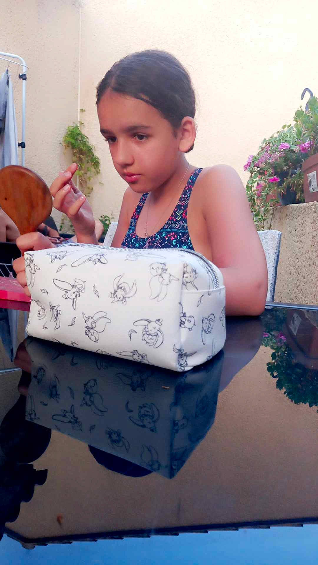 Lyna participe au concours pour gagner de l'argent avec cette photo : baby, bag, basket, child, event, fashion_accessory, fashion_design, hair, happy, jewellery, leisure, luggage_and_bags, pattern, person, plant, shoulder, sitting, t_shirt, textile, toddler