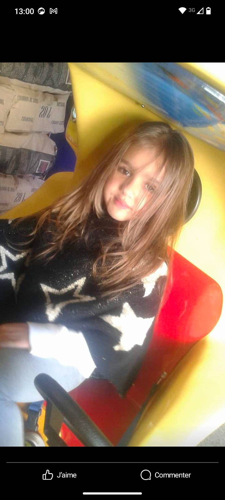 Lyna participe au concours pour gagner de l'argent avec cette photo : beauty, blond, brown_hair, comfort, fun, hair, happy, human_leg, jacket, leisure, long_hair, person, personal_protective_equipment, recreation, selfie, sitting, sleeve, smile, sportswear, t_shirt