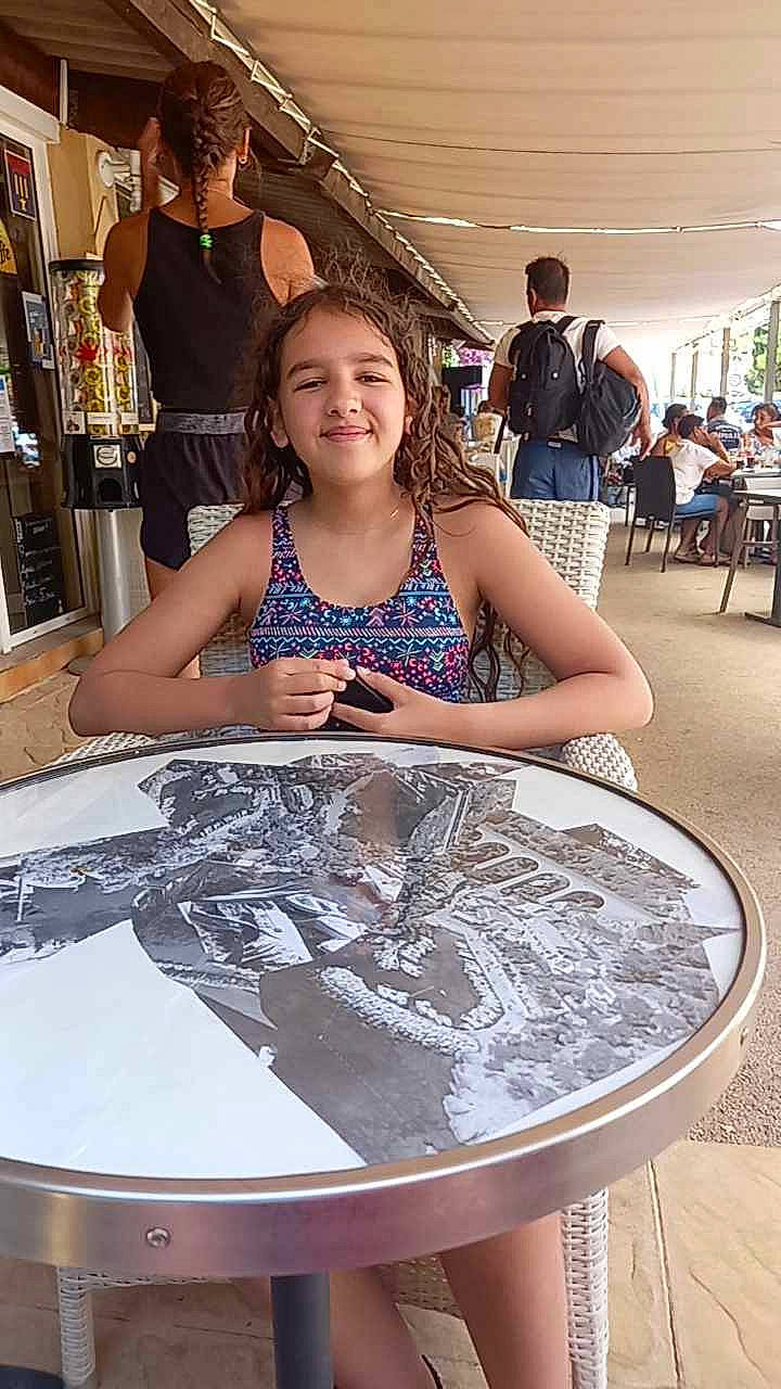 Lyna participe au concours pour gagner de l'argent avec cette photo : automotive_wheel_system, chair, circle, event, flooring, fun, glass, happy, joy, leisure, metal, person, plate, recreation, smile, t_shirt, table, toddler, vacation, visual_arts