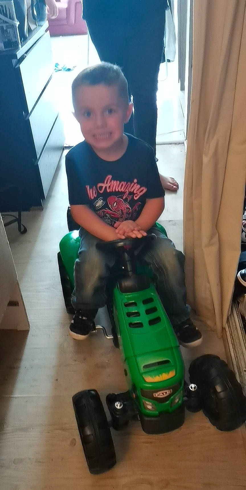 Daymone a rejoint le concours — aidez-le/la à gagner de superbes lots ! automotive_tire, chair, child, floor, flooring, fun, gadget, joy, lap, machine, motor_vehicle, mower, outdoor_power_equipment, person, power_tool, product, riding_toy, tire, toddler, toy