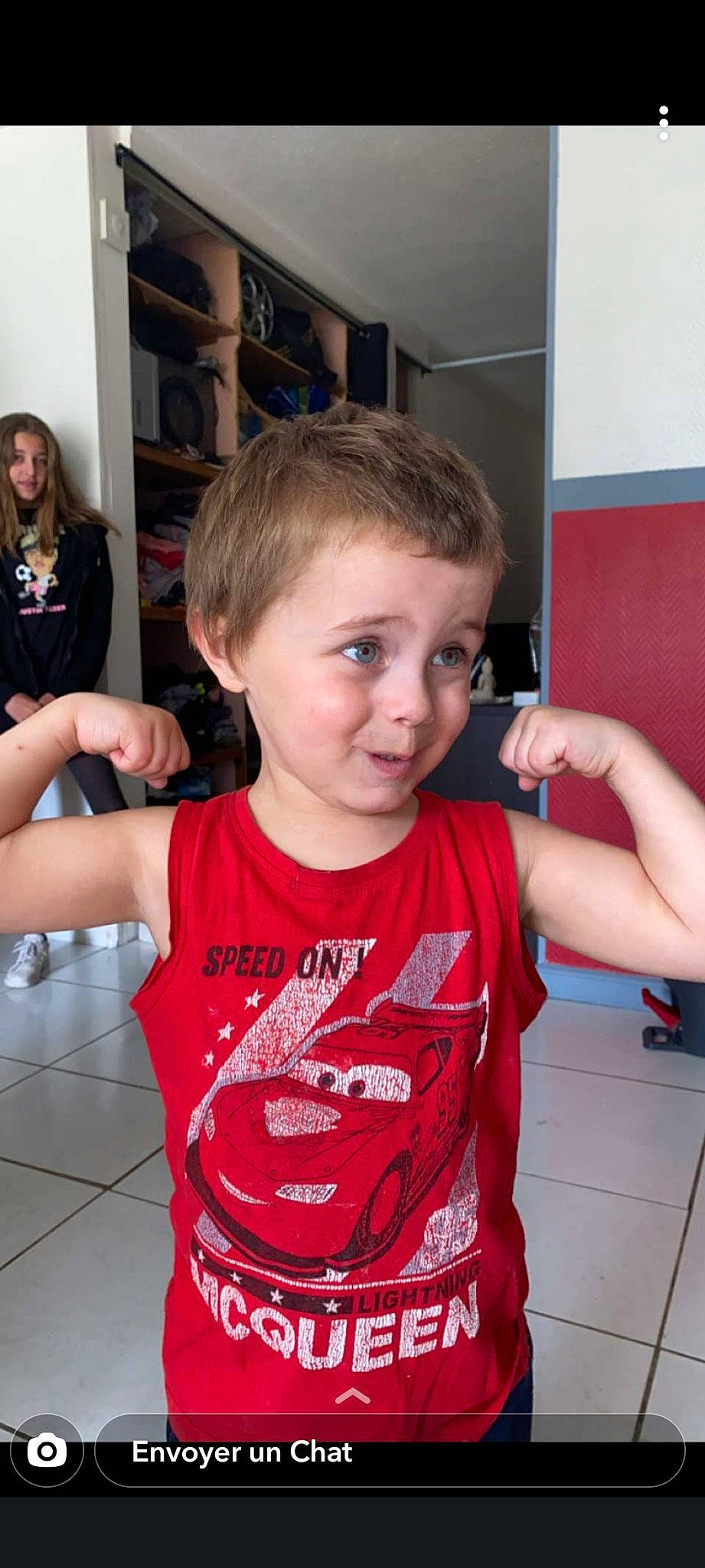 Daymone participe au concours pour gagner de l'argent avec cette photo : arm, chair, child, face, finger, flooring, fun, gesture, happy, joint, party, person, play, shoulder, skin, sleeve, standing, t_shirt, thumb, toddler