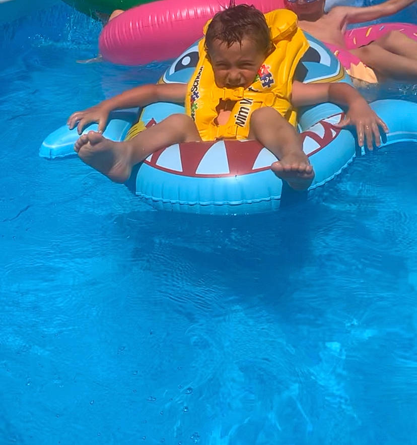 Daymone a rejoint le concours — aidez-le/la à gagner de superbes lots ! aqua, baby, baby_float, baby_toddler_clothing, blue, child, electric_blue, event, fun, happy, inflatable, leisure, lifejacket, nonbuilding_structure, person, personal_protective_equipment, recreation, shorts, toddler, water