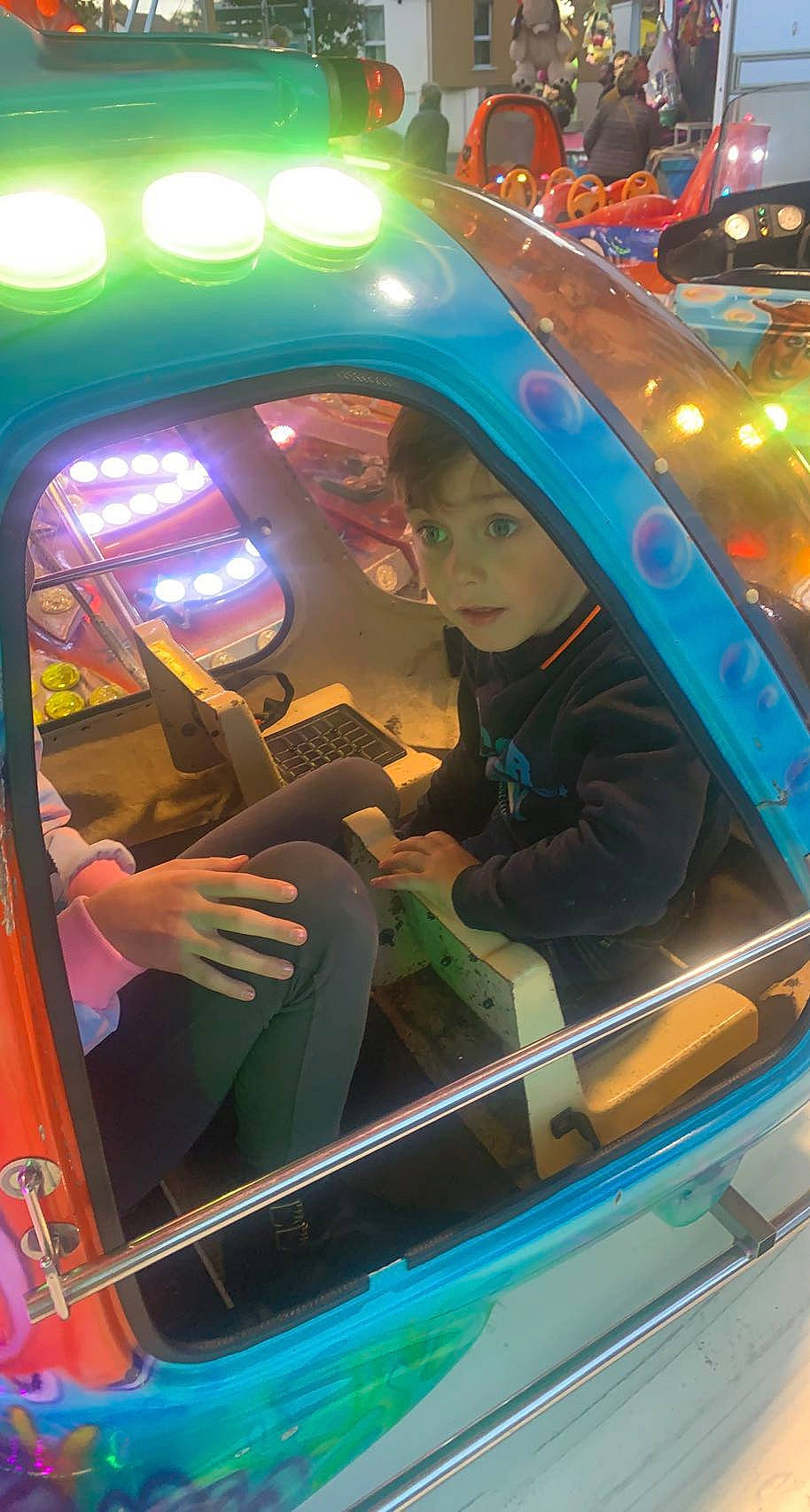 Daymone participe au concours pour gagner de l'argent avec cette photo : auto_part, automotive_design, automotive_exterior, automotive_lighting, bumper, car, door, entertainment, fun, green, headwear, hood, leisure, light, mode_of_transport, motor_vehicle, person, recreation, technology, trunk