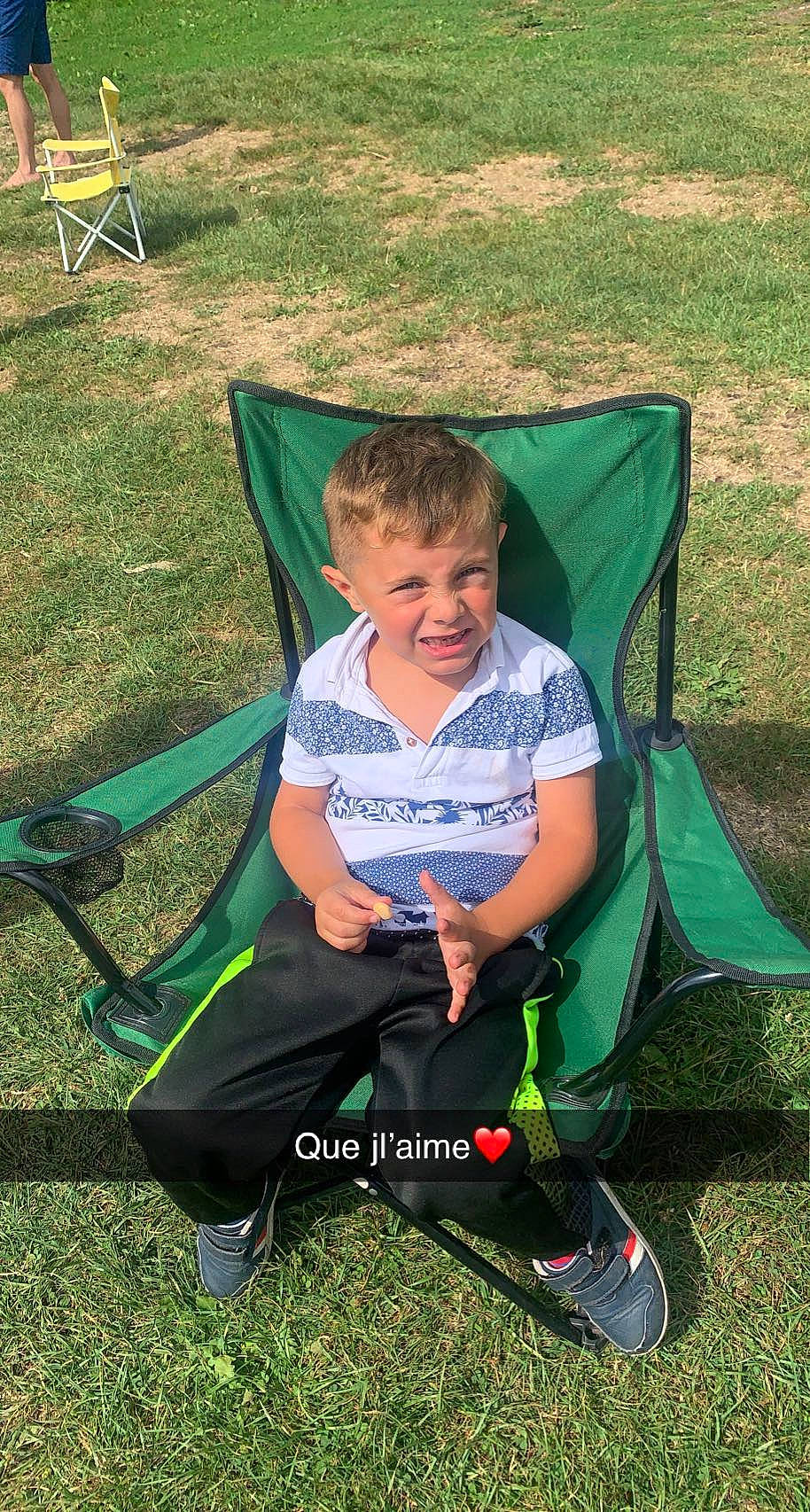 Daymone participe au concours pour gagner de l'argent avec cette photo : anger, camping, chair, folding_chair, fun, grass, grassland, green, lap, lawn, leisure, outdoor_recreation, people_in_nature, person, plant, product, recreation, shade, shorts, sitting