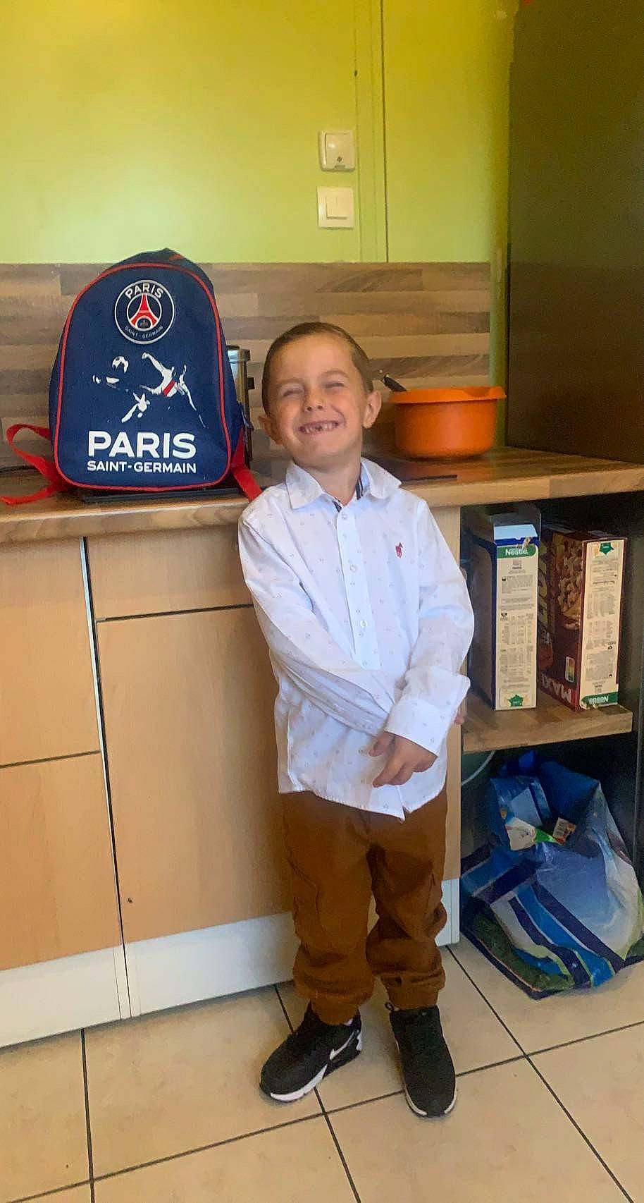 Daymone a rejoint le concours — aidez-le/la à gagner de superbes lots ! baseball_cap, cabinetry, child, cupboard, electric_blue, flooring, fun, hat, job, joy, logo, machine, person, room, shelf, sleeve, smile, sportswear, standing, t_shirt