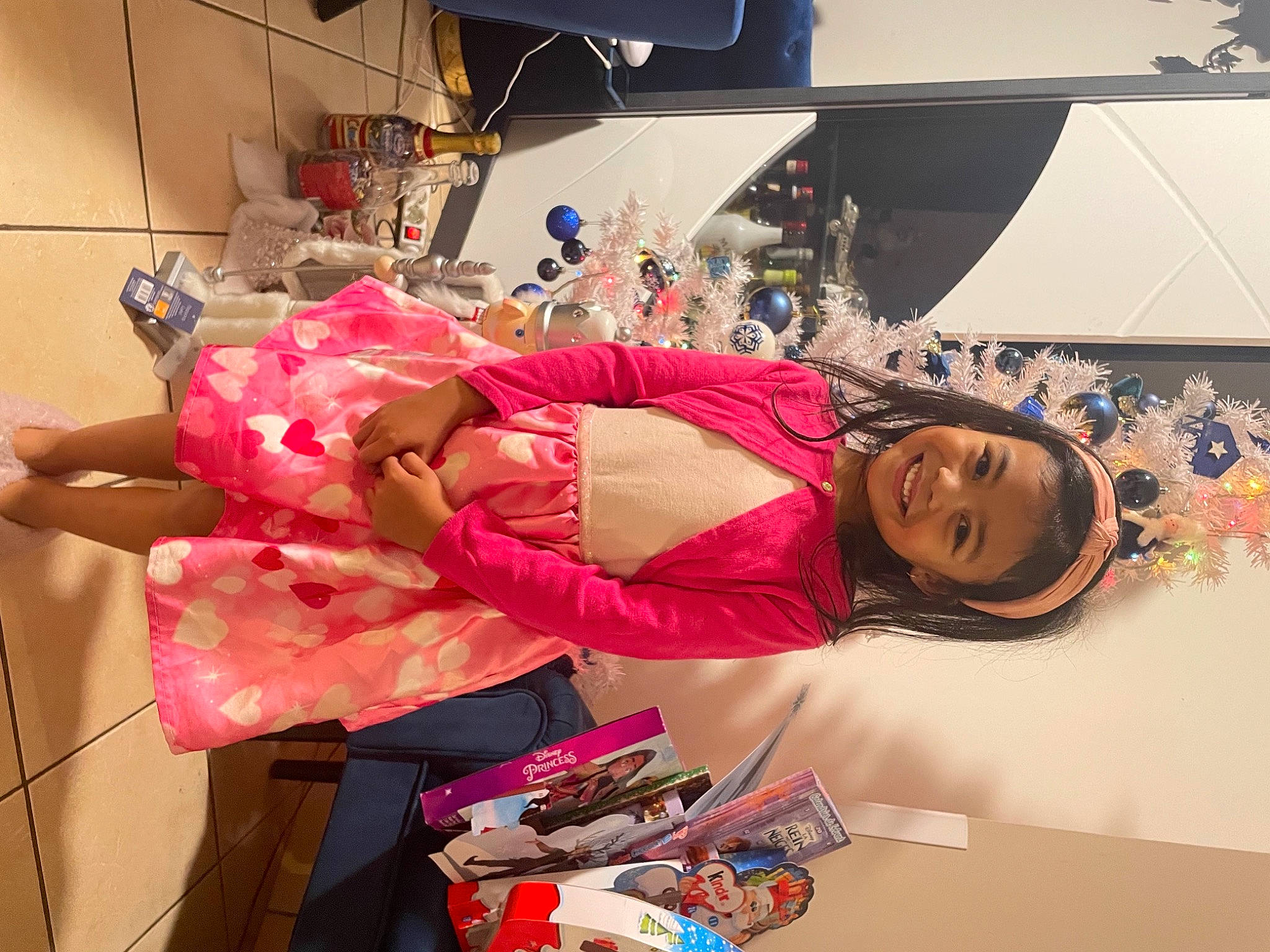 Myla a rejoint le concours — aidez-le/la à gagner de superbes lots ! art, automotive_design, carmine, dress, event, eyewear, fashion_accessory, fashion_design, flesh, flooring, fun, interior_design, joy, magenta, peach, person, pink, room, sleeve, smile