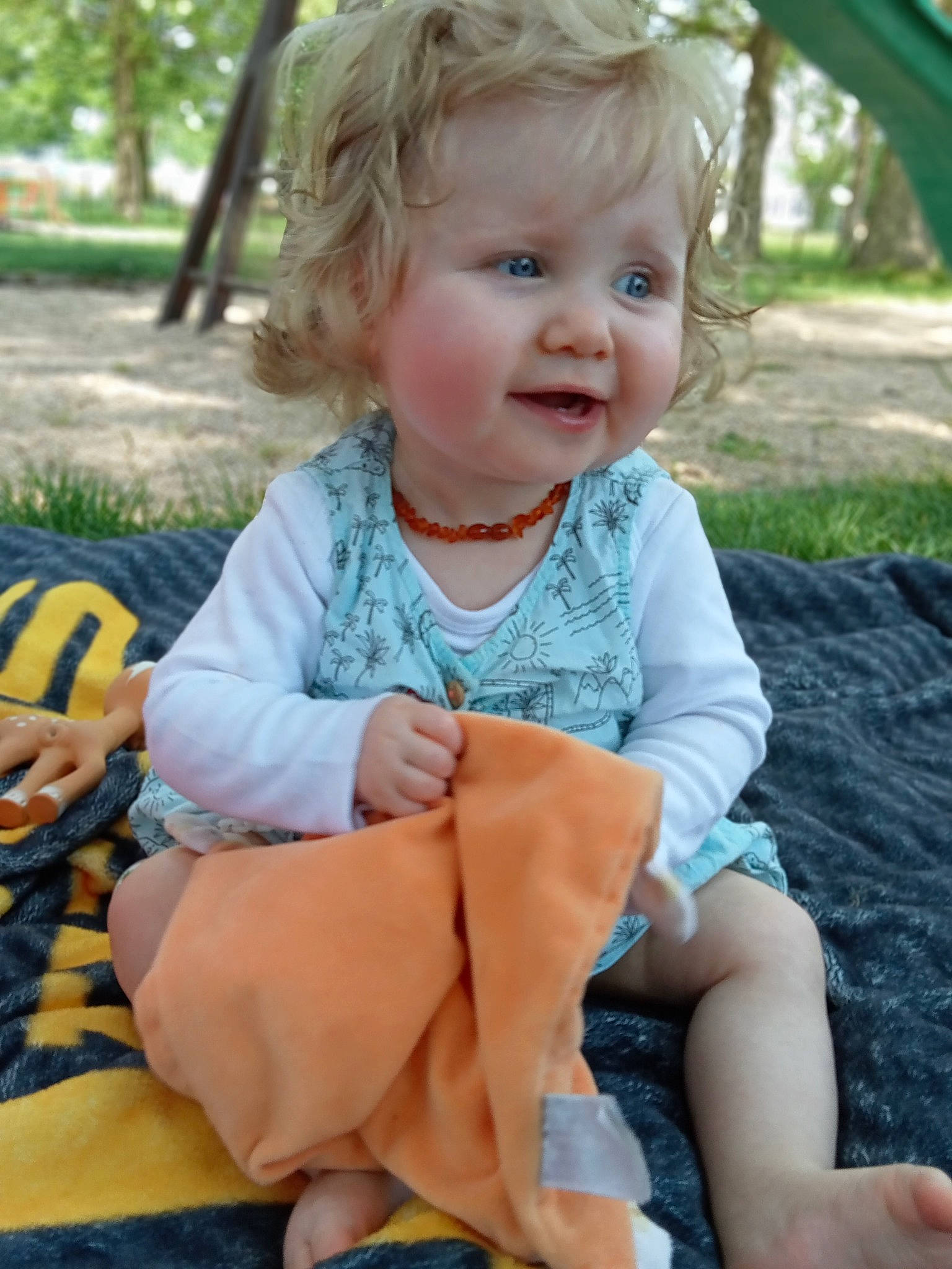 Sarah participe au concours pour gagner de l'argent avec cette photo : baby_toddler_clothing, blue, dress, eye, face, facial_expression, grass, green, hair, hairstyle, happy, head, leaf, organ, person, photograph, plant, product, shorts, skin