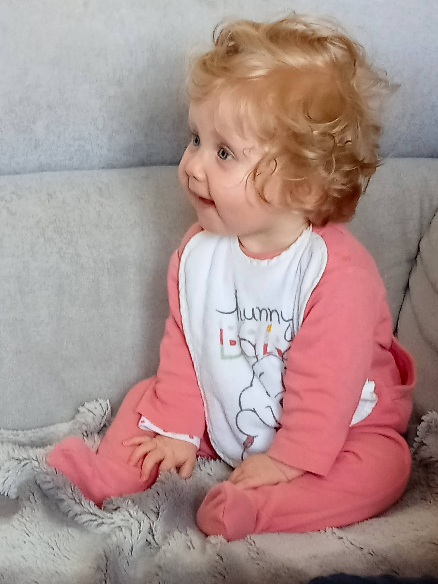 Sarah a rejoint le concours — aidez-le/la à gagner de superbes lots ! baby, baby_toddler_clothing, cheek, child, chin, comfort, eye, flooring, grass, happy, iris, lip, pattern, person, portrait_photography, sitting, skin, sleeve, smile, t_shirt