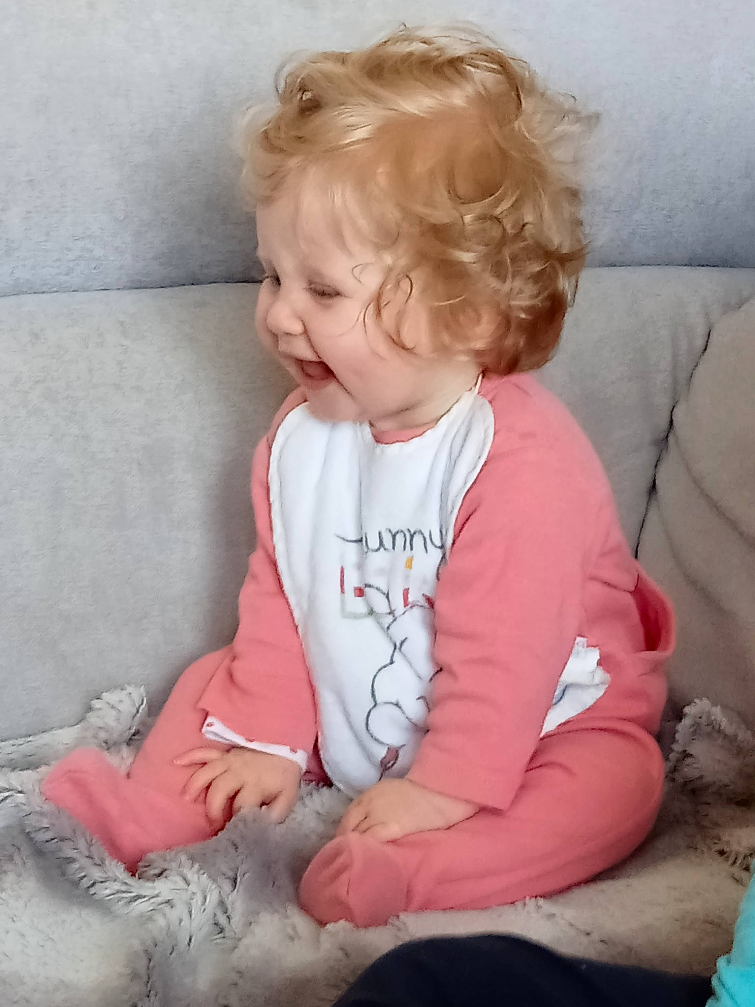 Sarah a rejoint le concours — aidez-le/la à gagner de superbes lots ! baby, baby_toddler_clothing, cheek, comfort, couch, eyebrow, facial_expression, finger, hairstyle, happy, human_body, iris, leg, lip, mouth, nose, person, skin, sleeve, smile