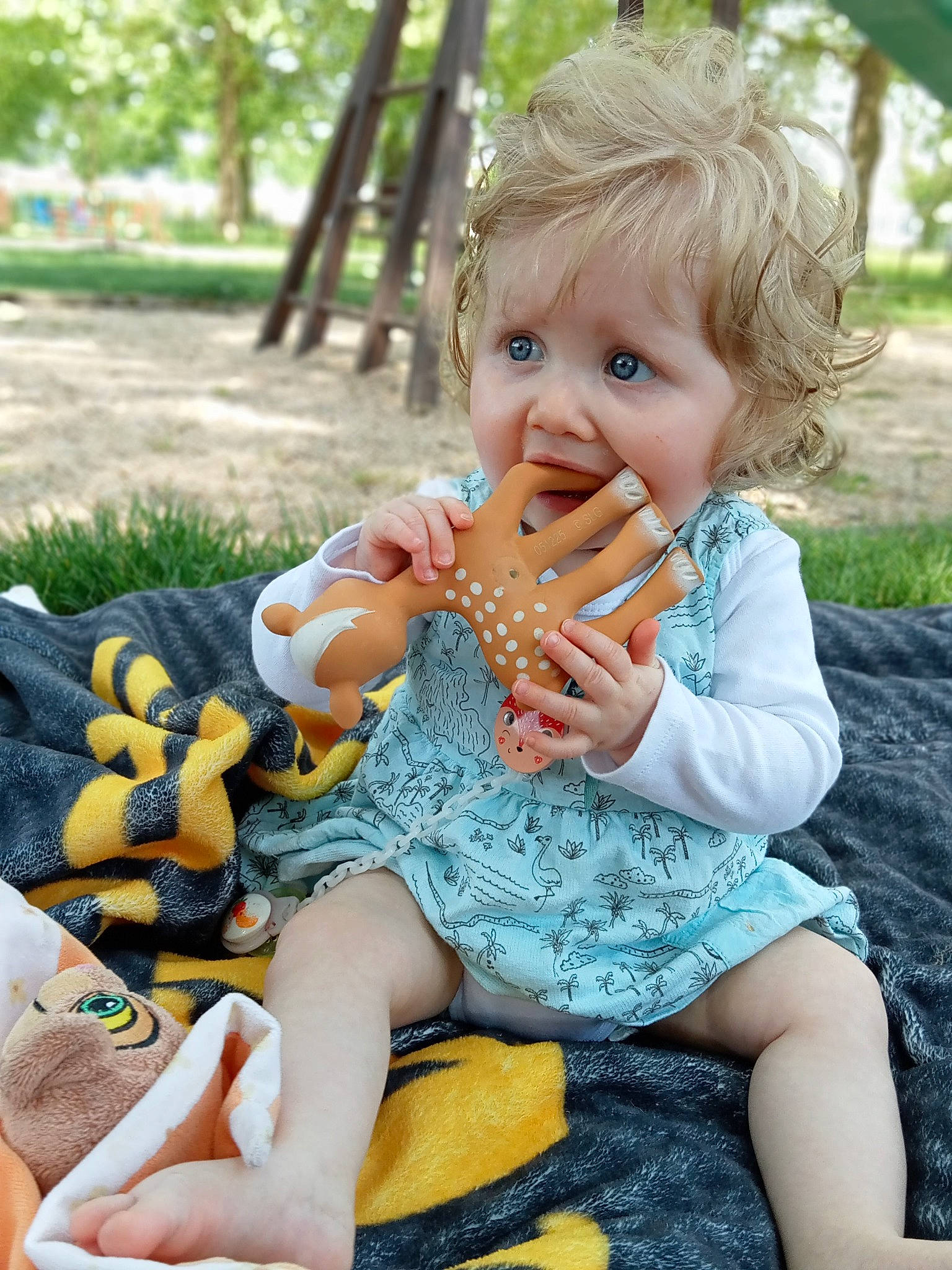 Sarah a rejoint le concours — aidez-le/la à gagner de superbes lots ! arm, baby, baby_toddler_clothing, child, dress, eye, finger, fun, grass, hairstyle, happy, head, leisure, people_in_nature, person, plant, skin, thigh, toddler, toy