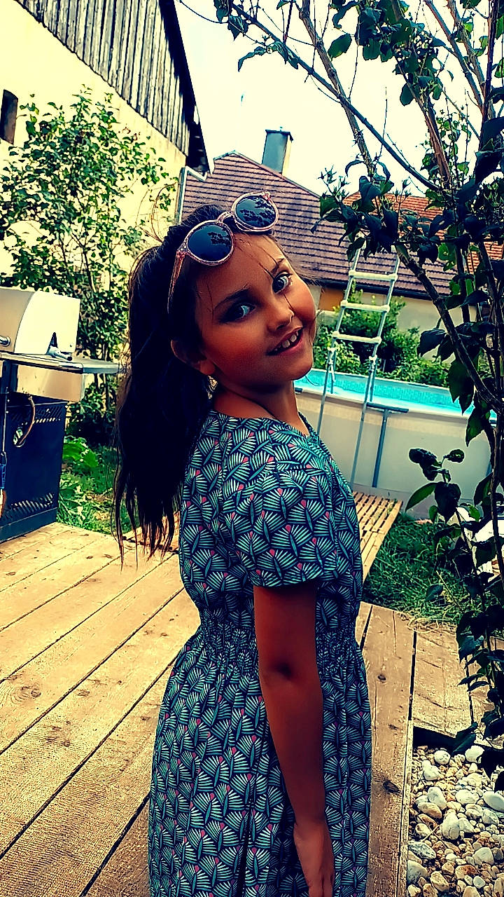 Lolyta a rejoint le concours — aidez-le/la à gagner de superbes lots ! azure, black_hair, clothing, cool, dress, eyewear, fashion_design, fawn, happy, headwear, joy, leisure, morning, person, plant, smile, sunglasses, sunlight, toy, tree