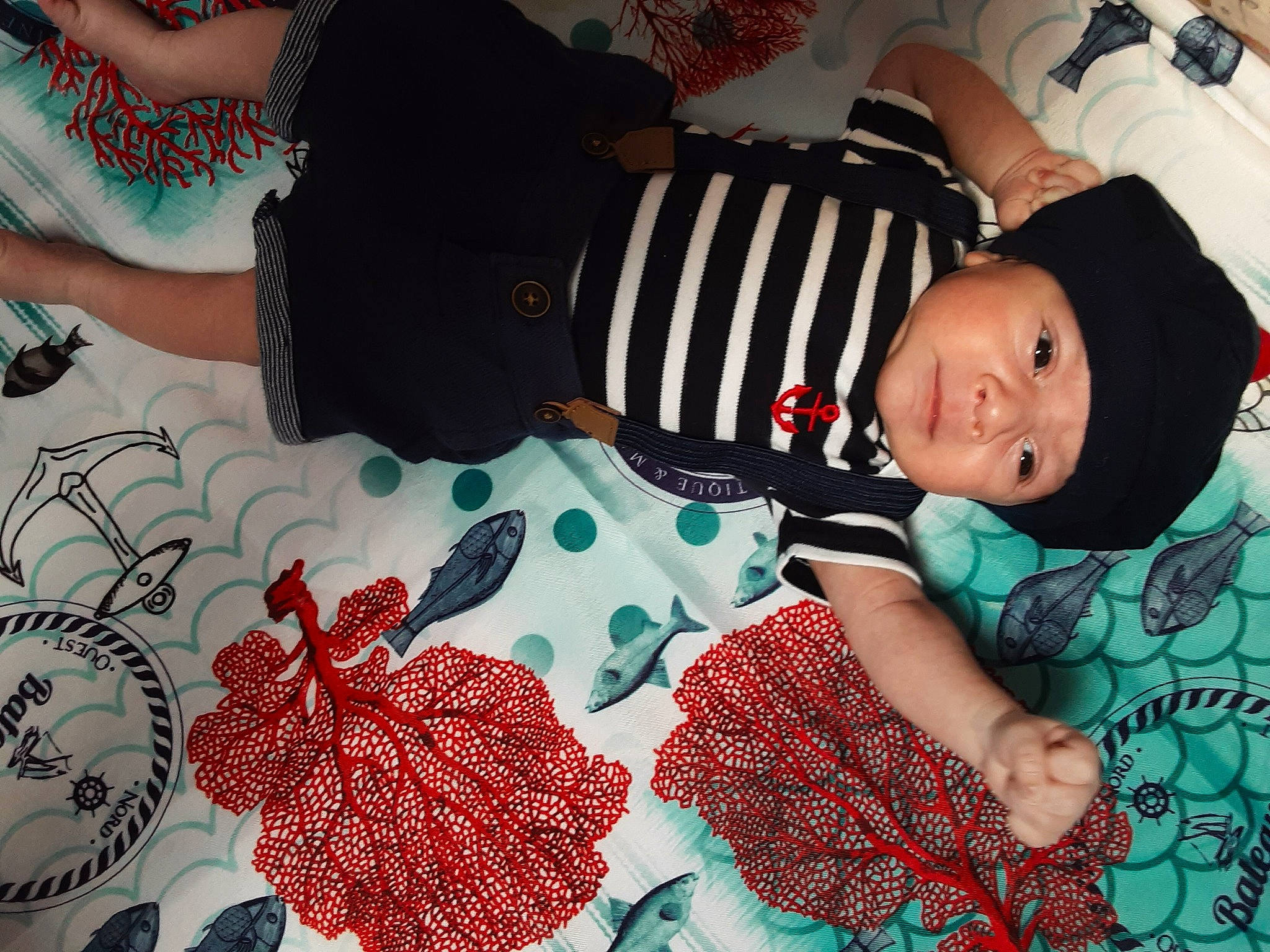 Khonon a rejoint le concours — aidez-le/la à gagner de superbes lots ! art, baby, baby_products, baby_toddler_clothing, carmine, child, comfort, craft, creative_arts, event, happy, headwear, lap, linens, pattern, person, red, room, sleeve, textile